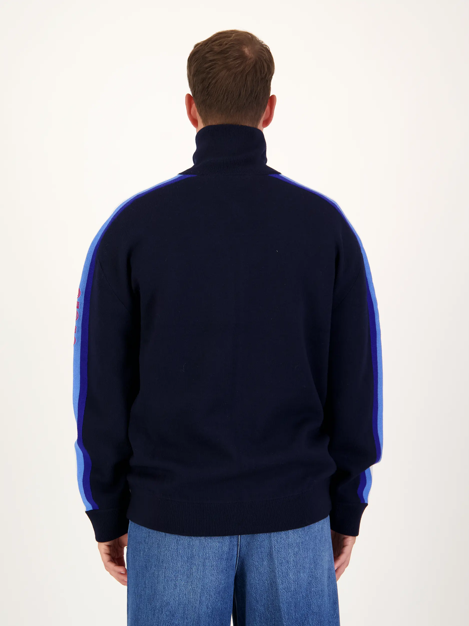 Strickjacke aus Merinowolle - Artikel Rückseite getragen von einem Modell - Farbe: Blau