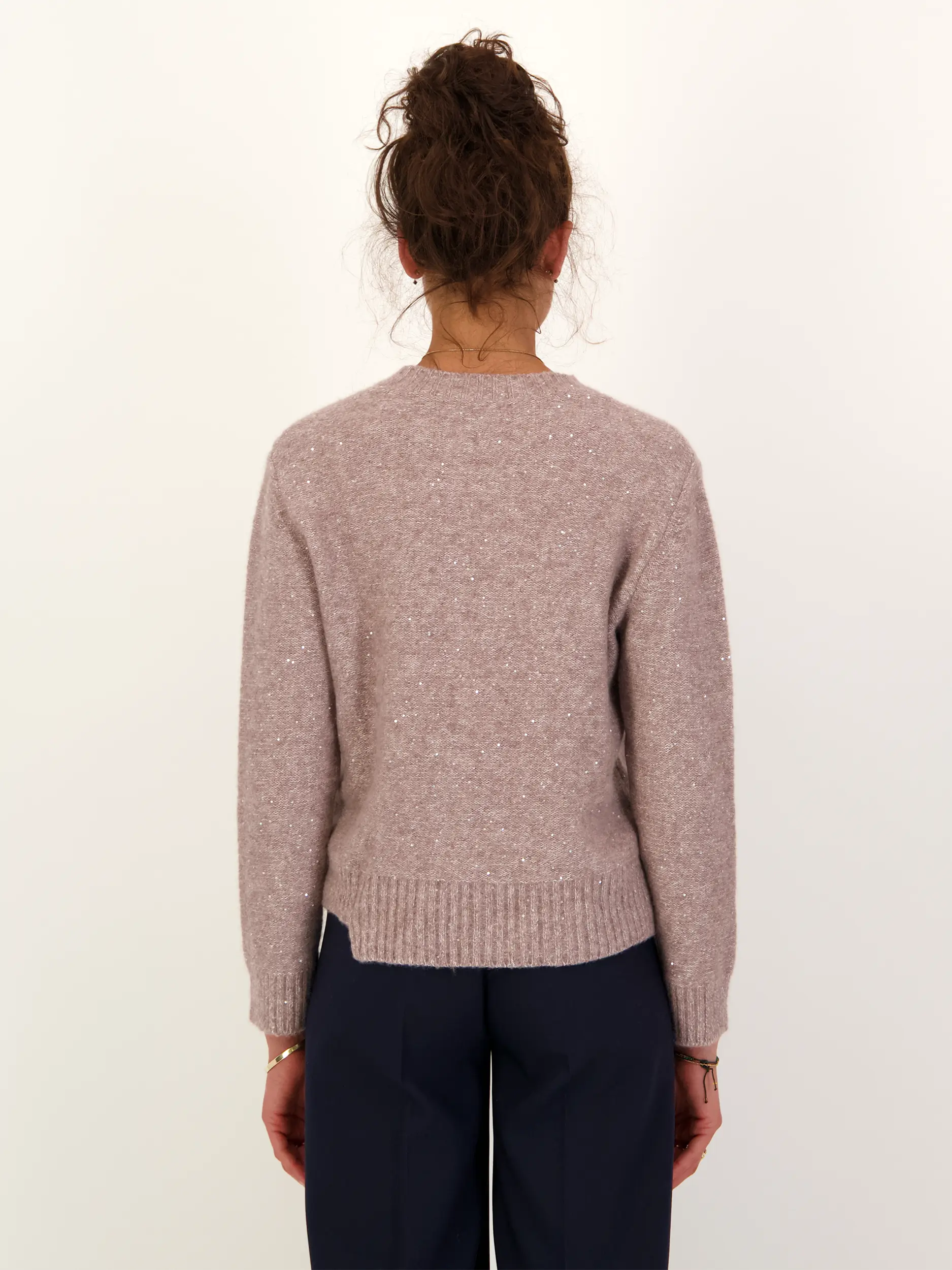 Pullover 'Belet' aus Kaschmir mit Glitzerpailletten langarm - Artikel Rückseite getragen von einem Modell