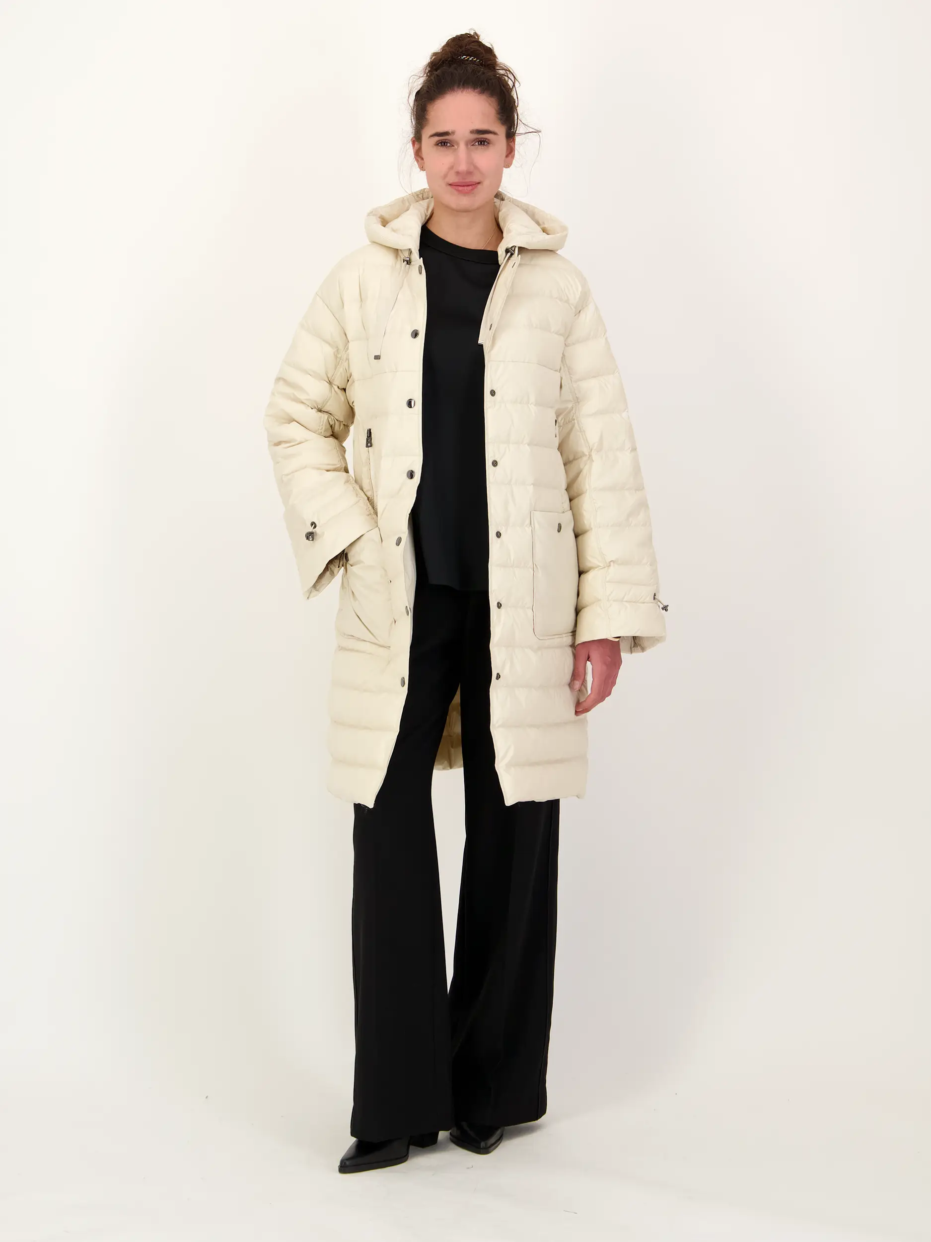 Daunenmantel 'Aretha' - Artikel Teil eines Outfits getragen von einem Modell - Farbe: Creme