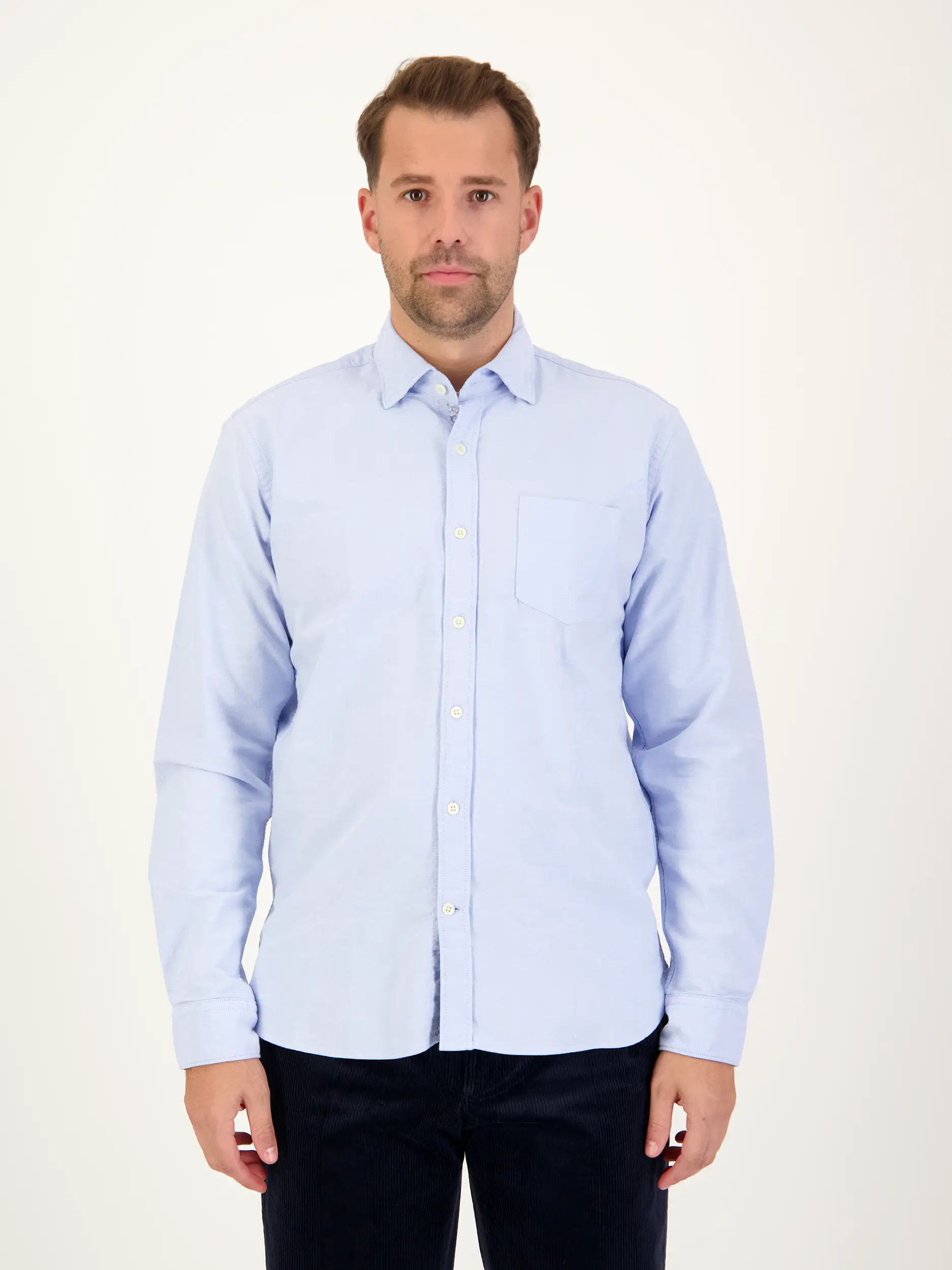Hemd mit Button-Down-Kragen langarm - Artikel Vorderseite getragen von einem Modell - Farbe: Blau Hemd mit Button-Down-Kragen langarm - Artikel Vorderseite getragen von einem Modell - Farbe: Blau