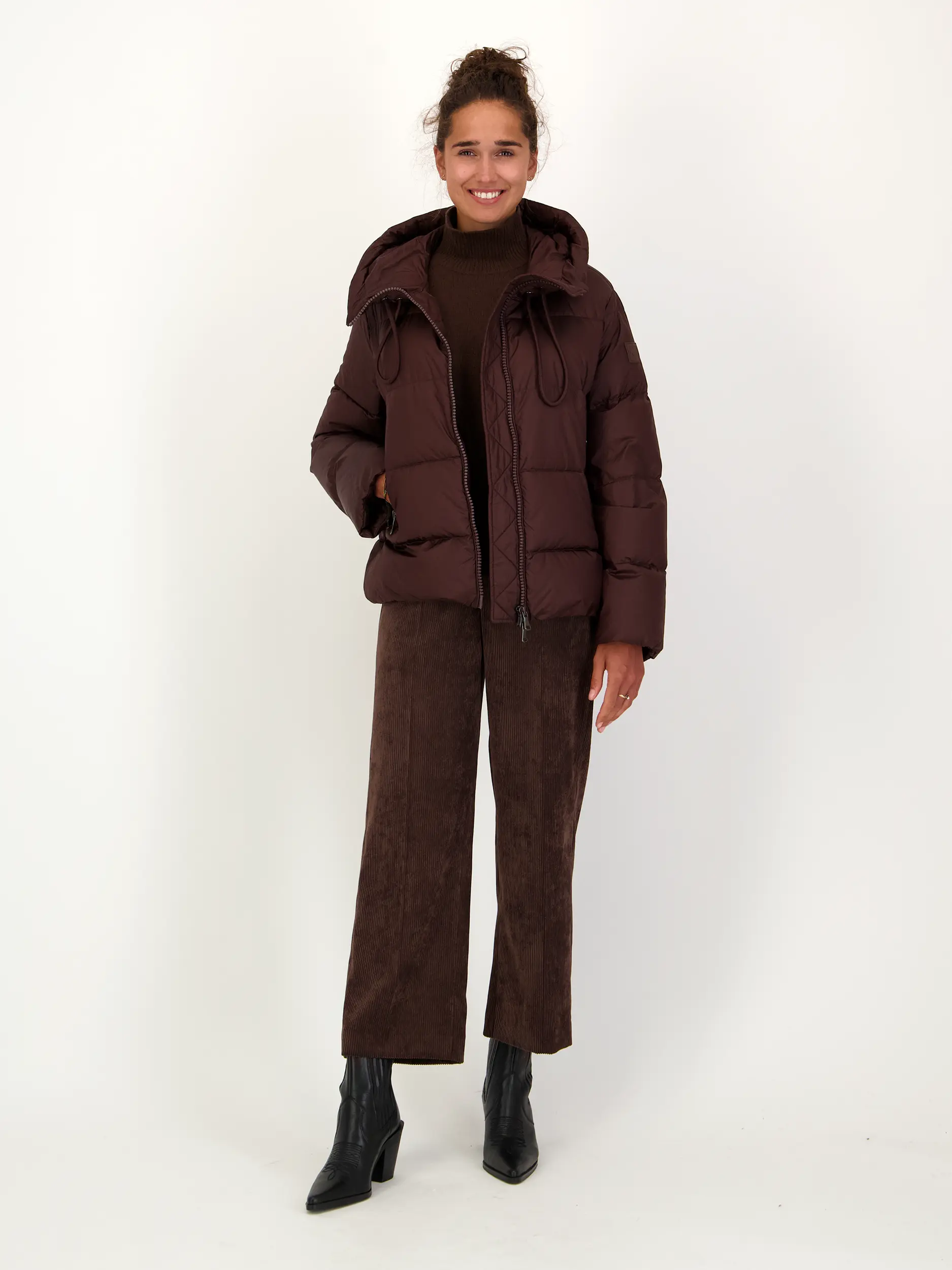 Daunenjacke - Artikel Teil eines Outfits getragen von einem Modell - Farbe: Braun