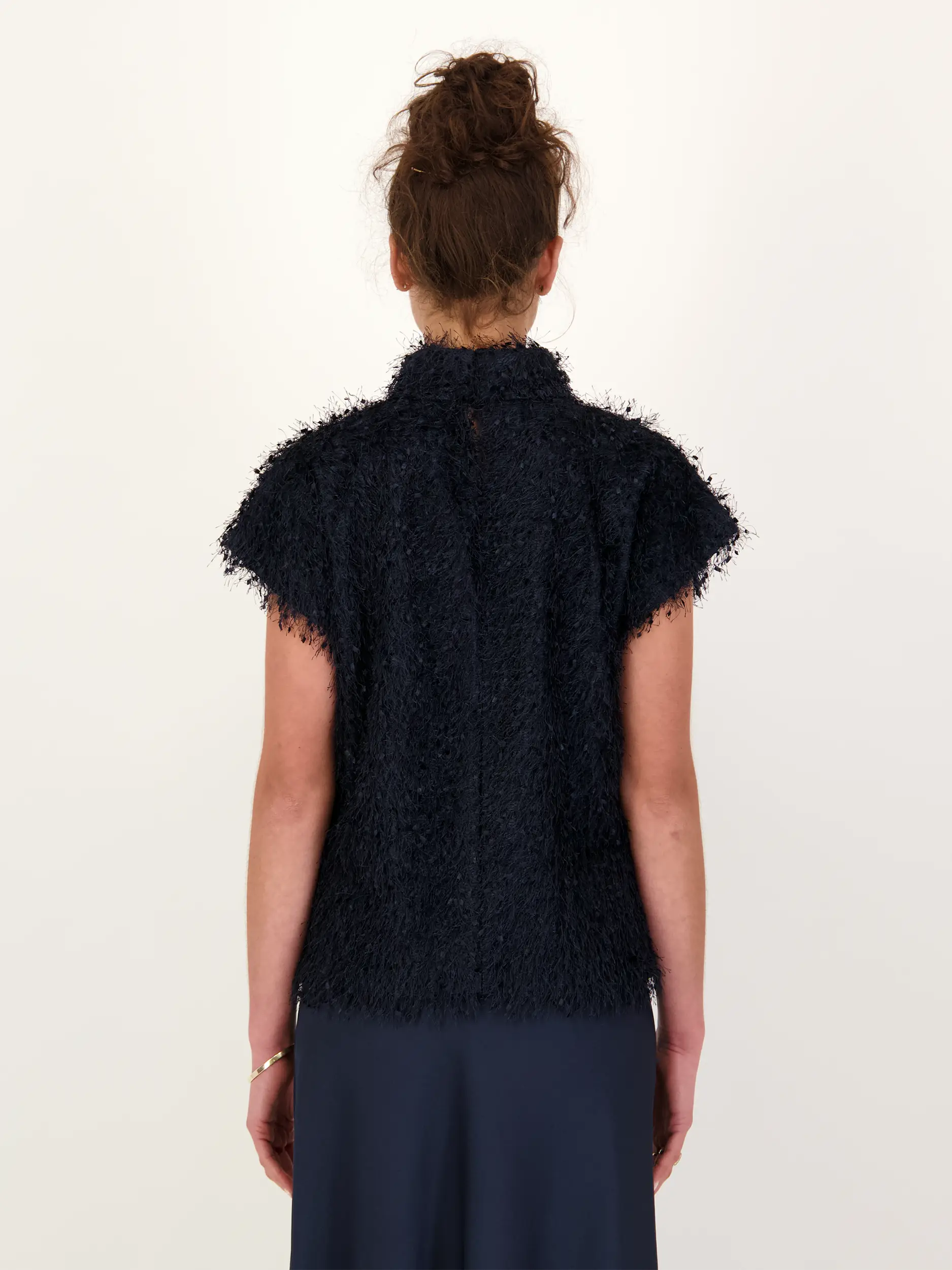 Bluse 'Alaria' mit Fransen kurzarm - Artikel Rückseite getragen von einem Modell - Farbe: Blau