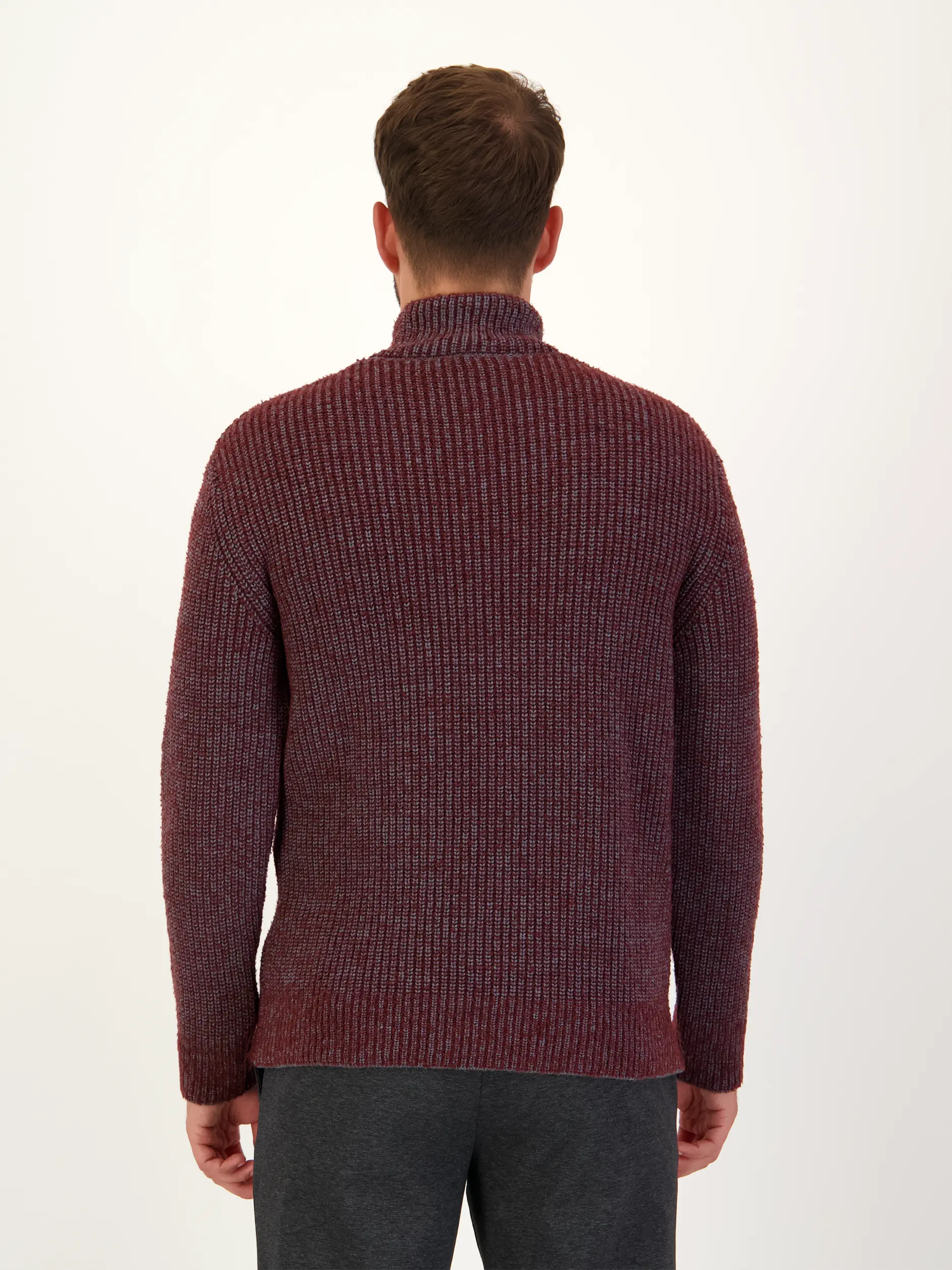 Pullover aus Wolle langarm - Artikel Rückseite getragen von einem Modell - Farbe: Rot