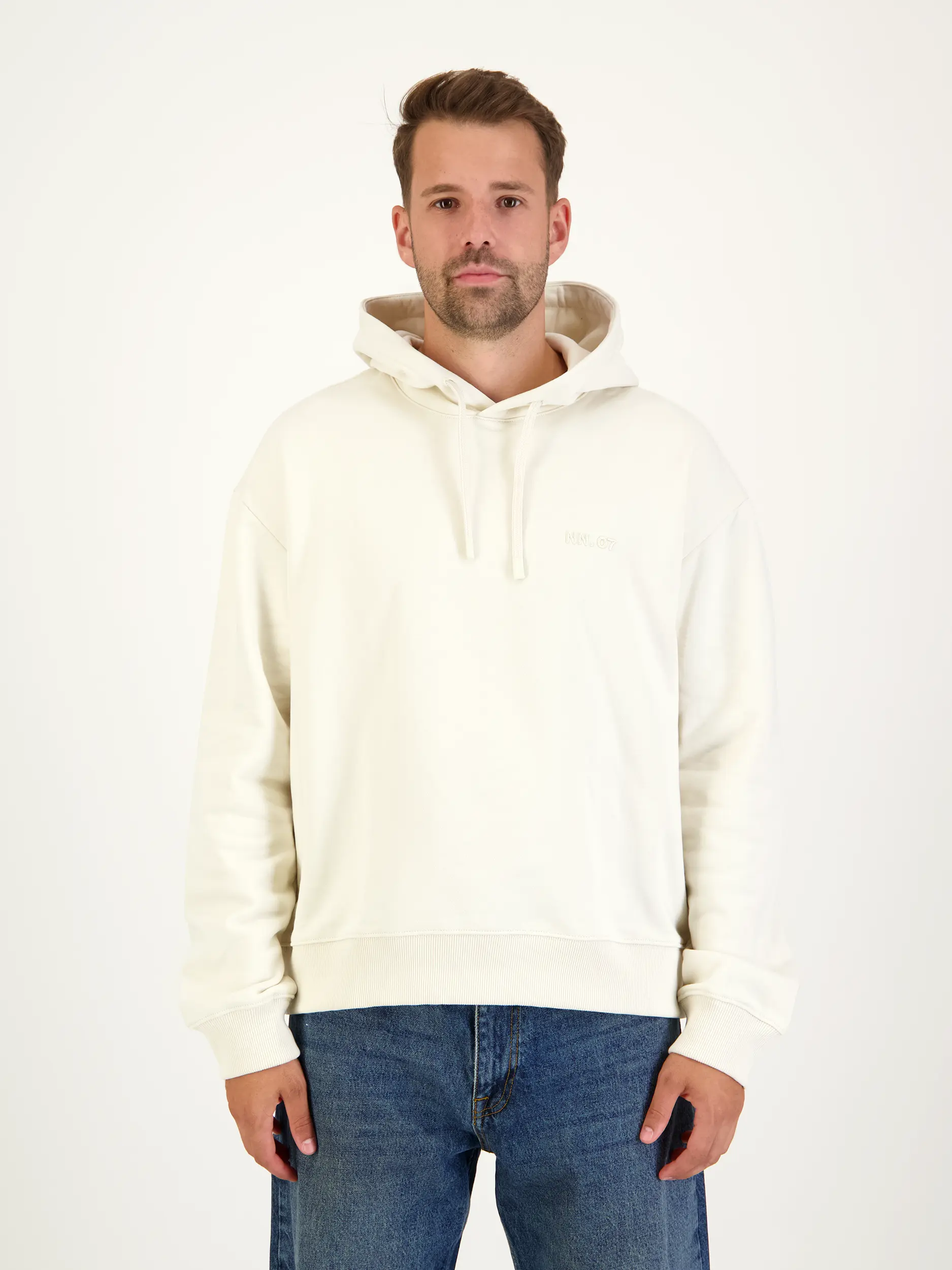 Sweatshirt 'David' - Artikel Vorderseite getragen von einem Modell - Farbe: Beige