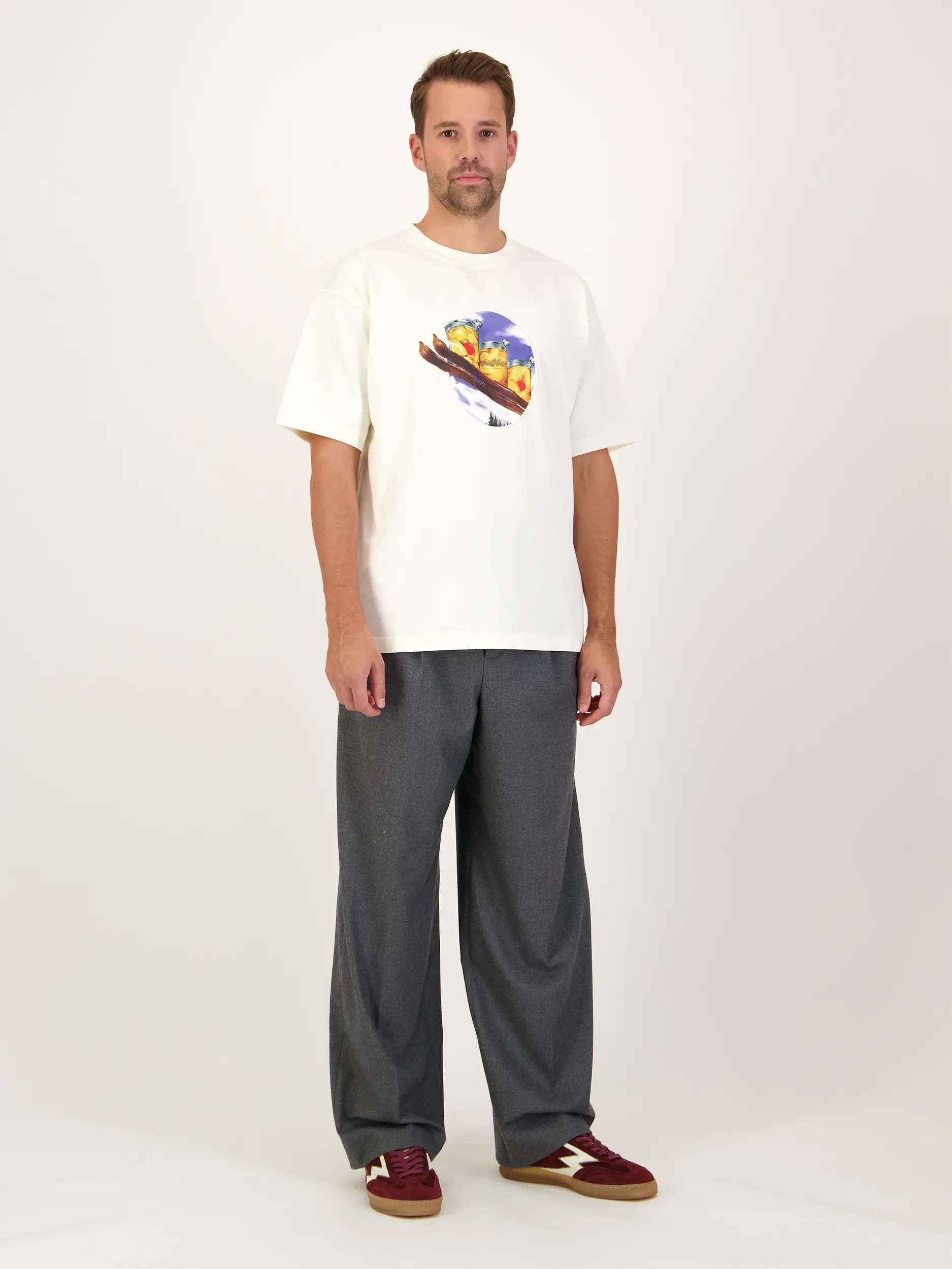 T-Shirt 'Ski' - Artikel Teil eines Outfits getragen von einem Modell - Farbe: Beige