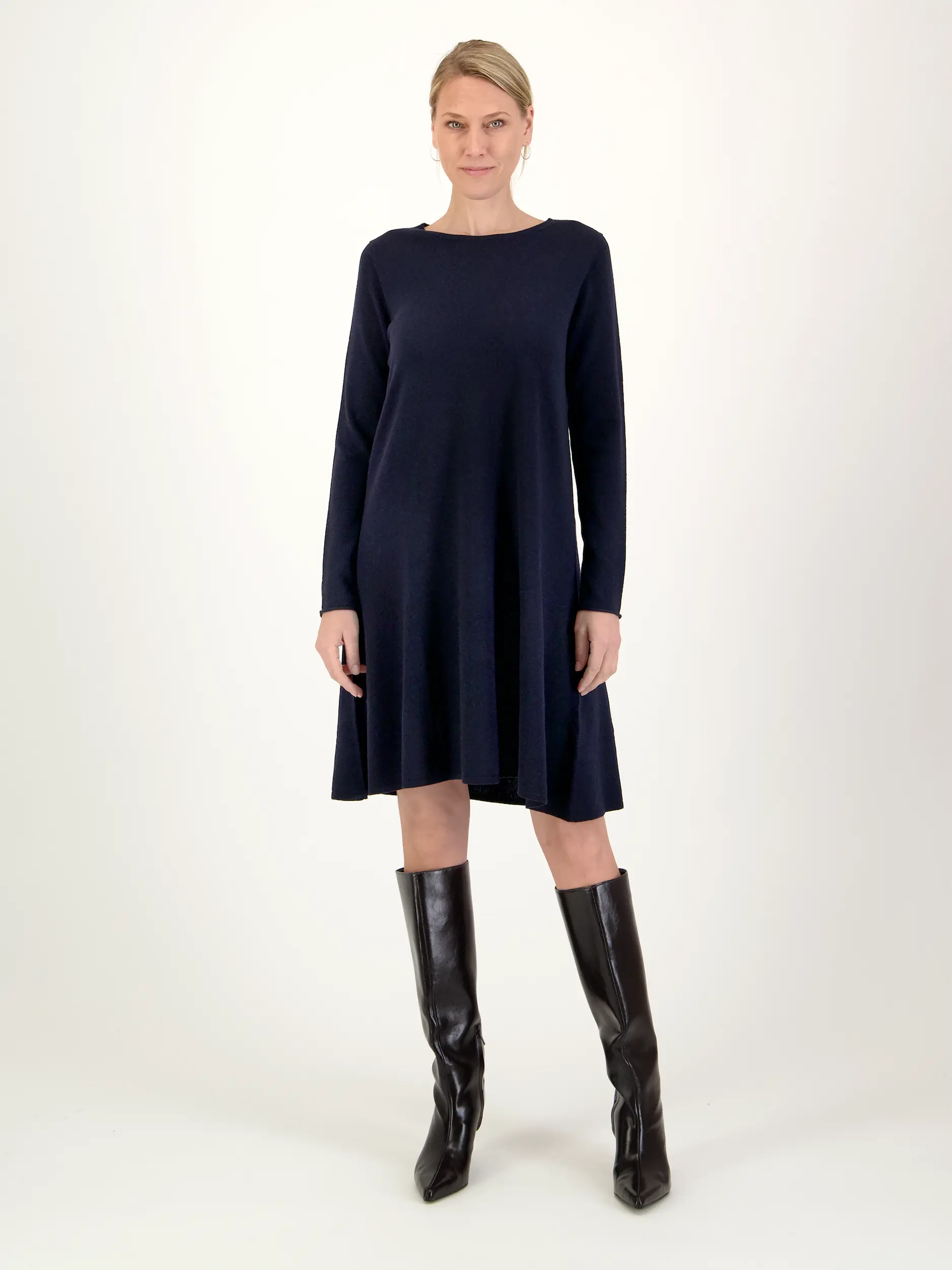 Midi Wollkleid langarm - Artikel Vorderseite getragen von einem Modell - Farbe: Blau