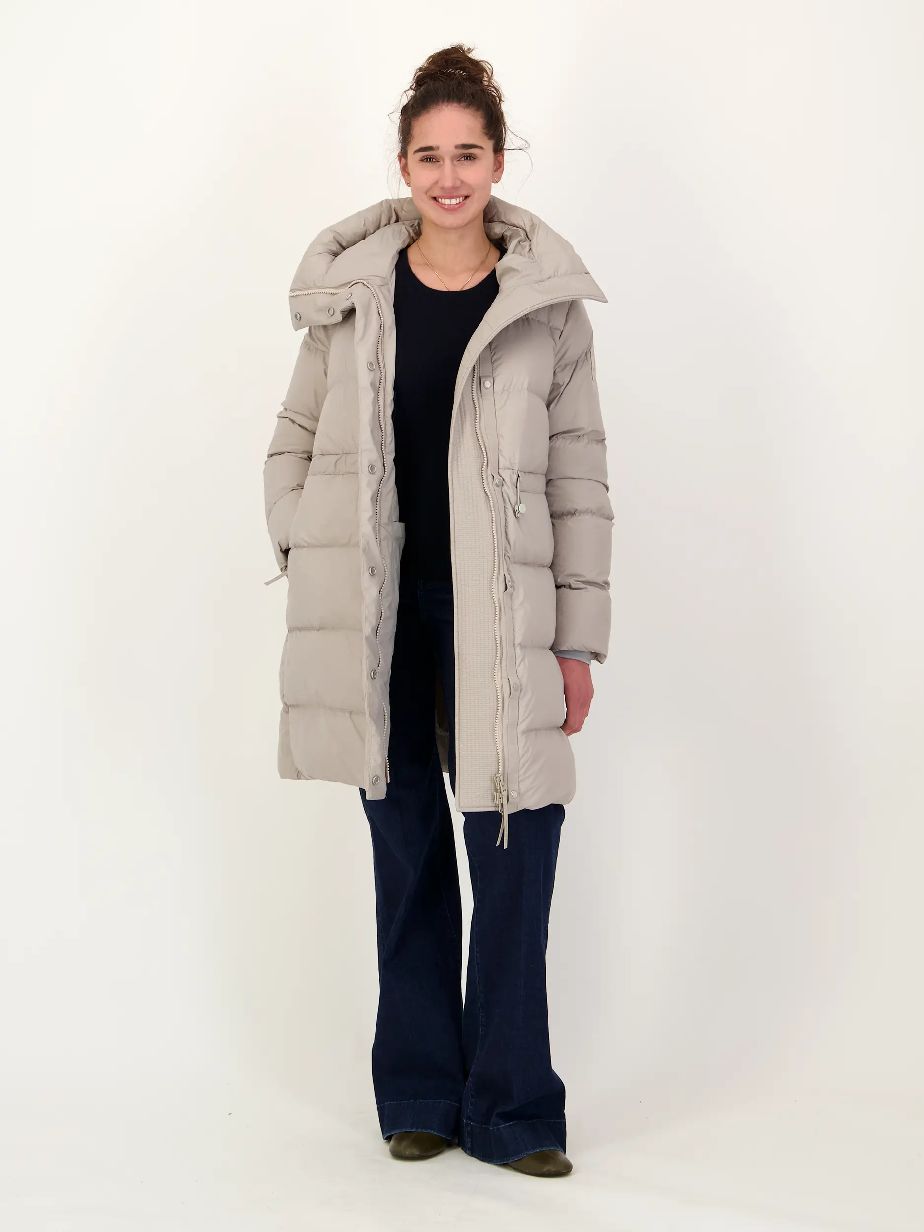 Daunenjacke 'Montgomery' - Artikel Teil eines Outfits getragen von einem Modell - Farbe: Grau