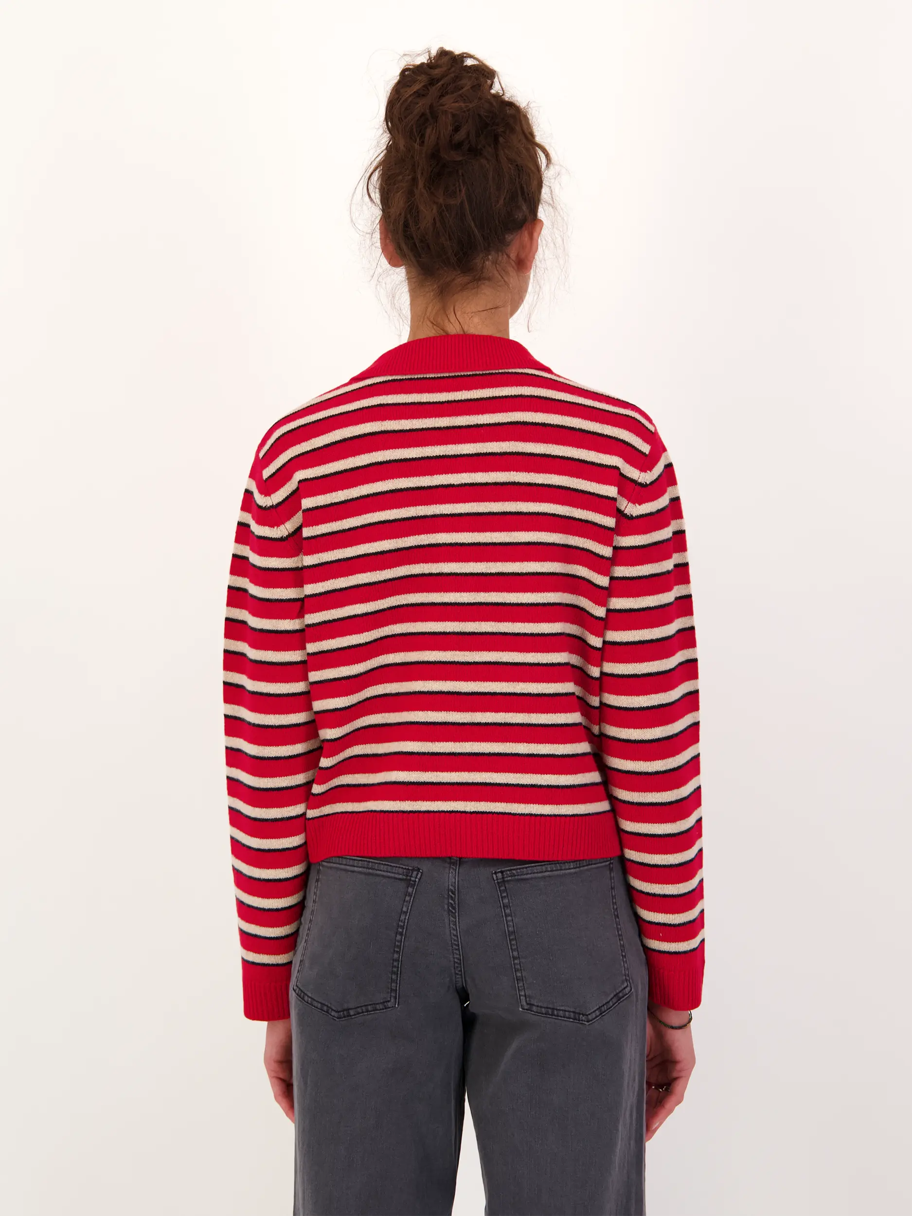 Gestreifter Pullover aus Wolle langarm - Artikel Rückseite getragen von einem Modell - Farbe: Rot
