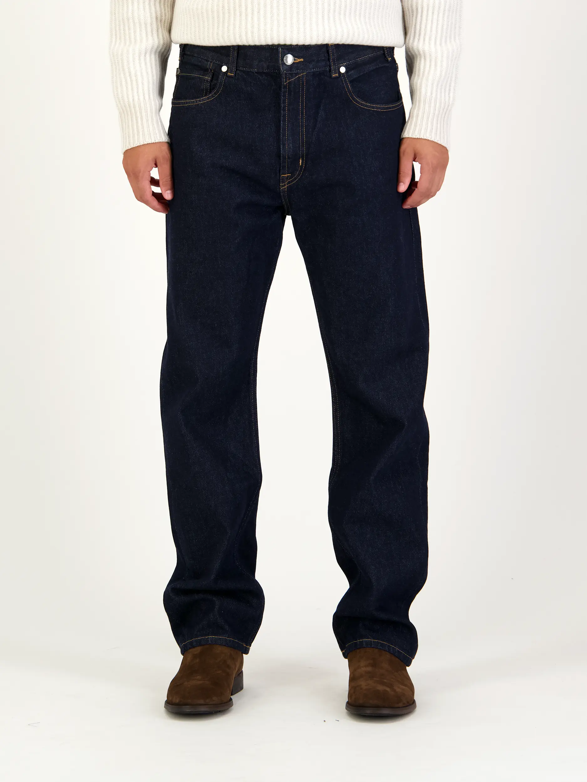 Mid Rise Straight Leg Jeans 'Mason' - Artikel Vorderseite getragen von einem Modell - Farbe: Blau