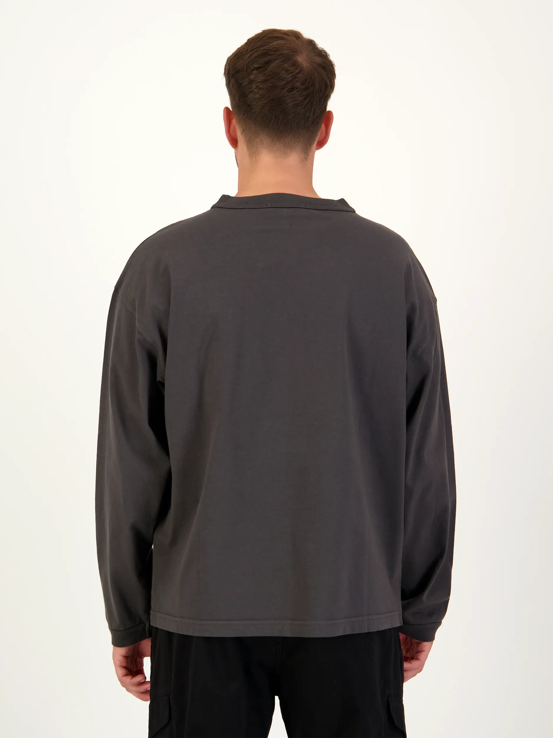 Langarmshirt - Artikel Rückseite getragen von einem Modell