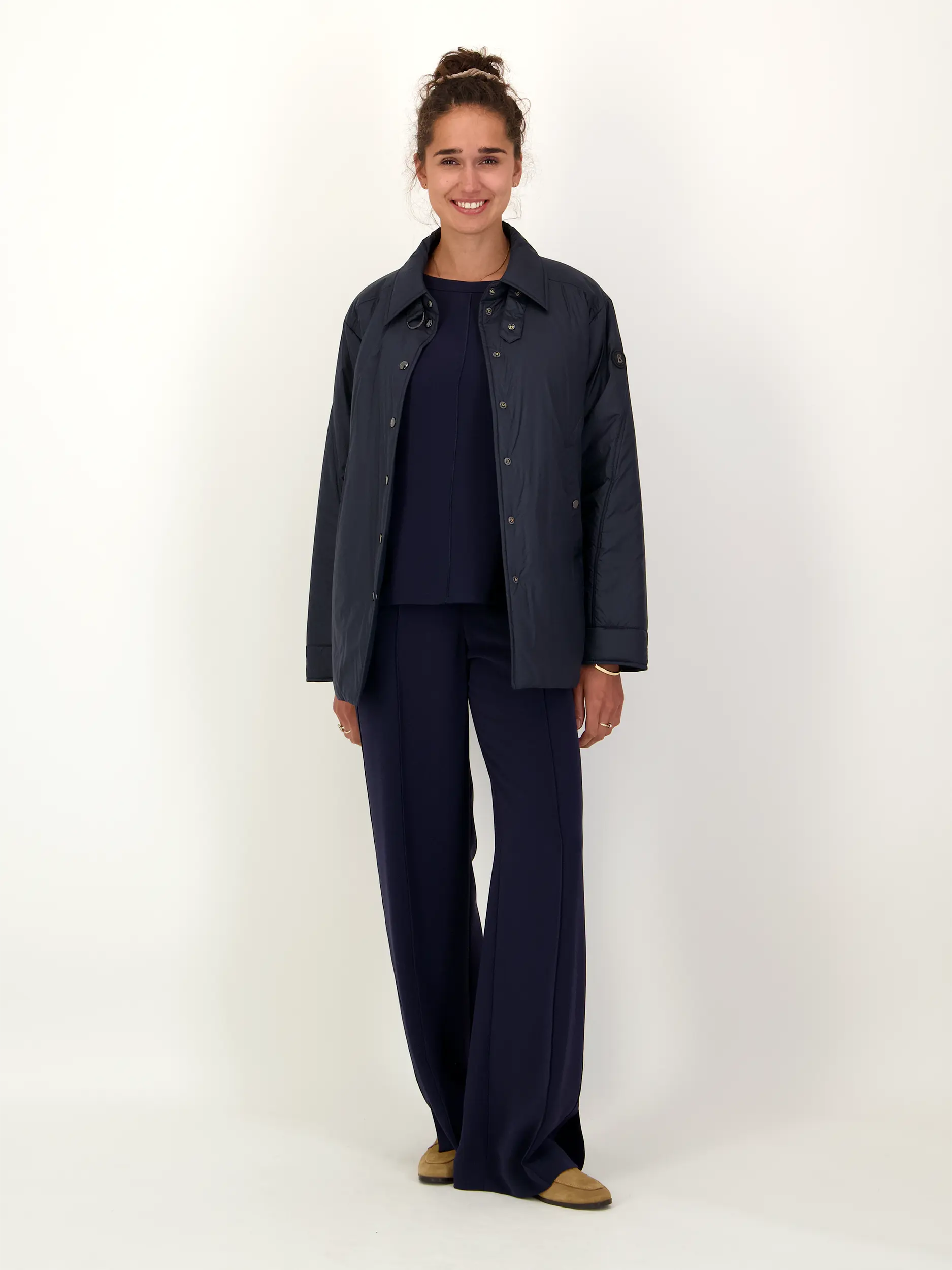 Bluse 'Scarlet' kurzarm - Artikel Teil eines Outfits getragen von einem Modell - Farbe: Blau