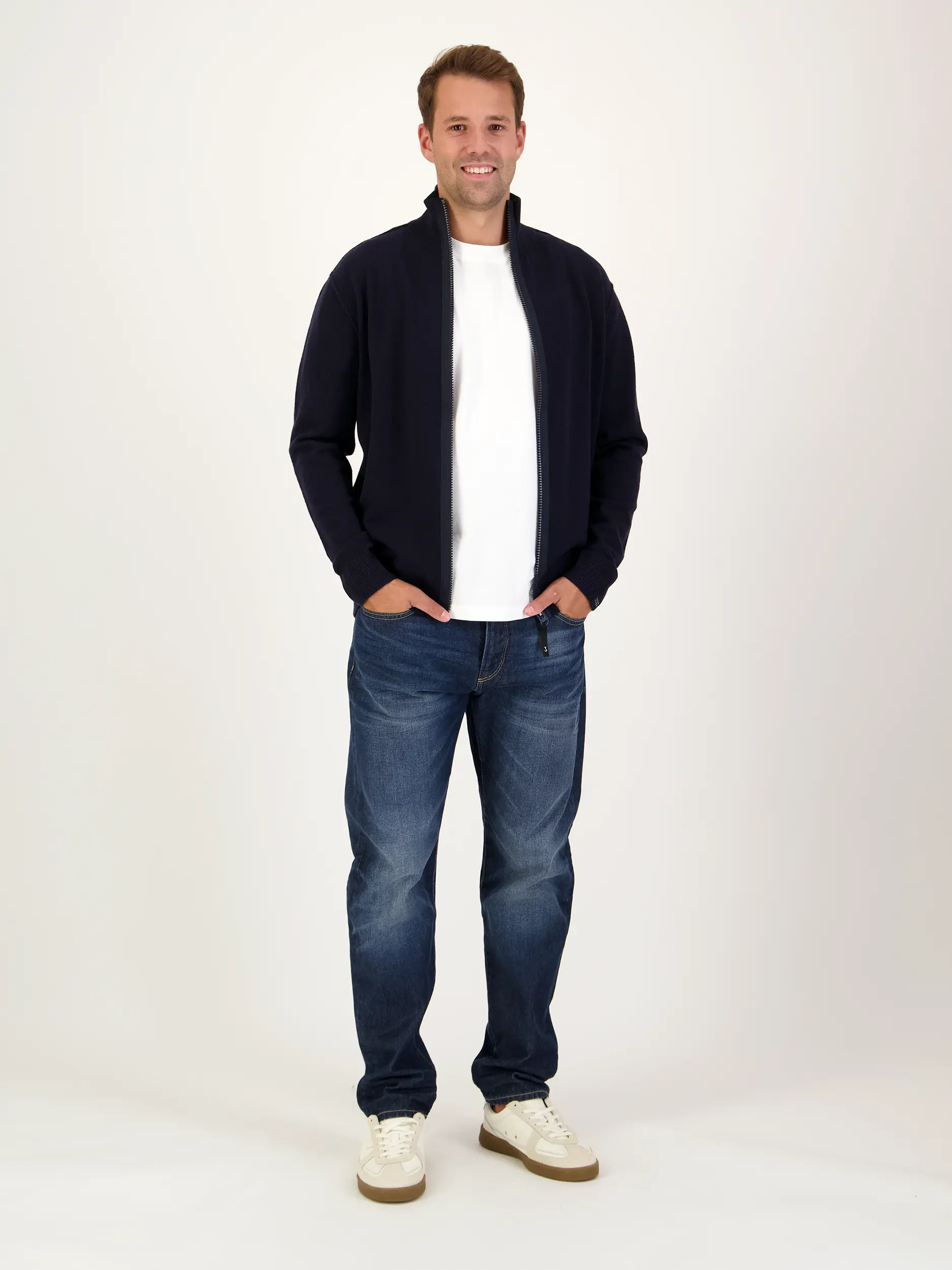Strickjacke 'Clifden' aus Woll-Mix - Artikel Teil eines Outfits getragen von einem Modell - Farbe: Blau