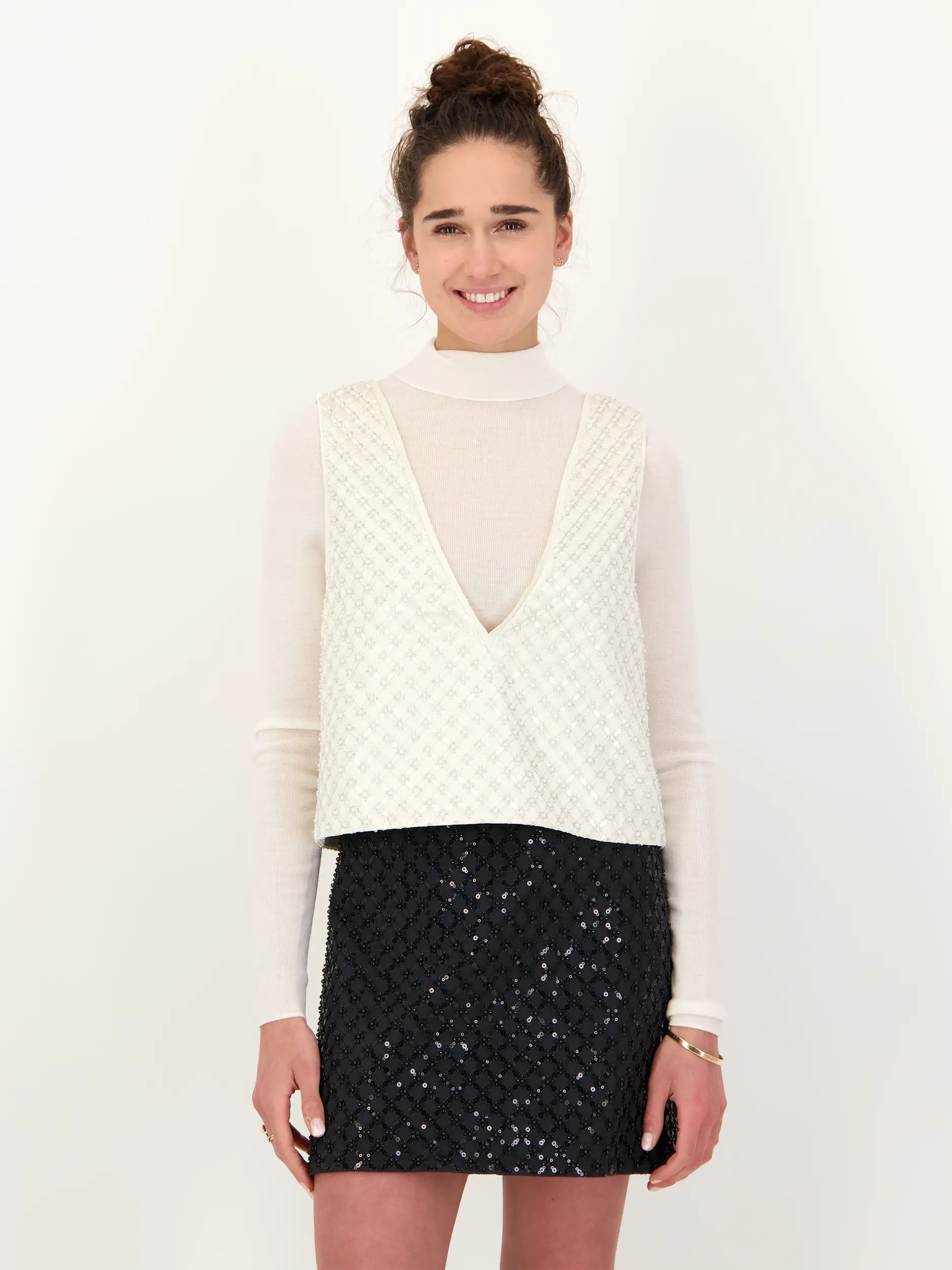 Top mit Pailletten - Artikel Vorderseite getragen von einem Modell - Farbe: Creme