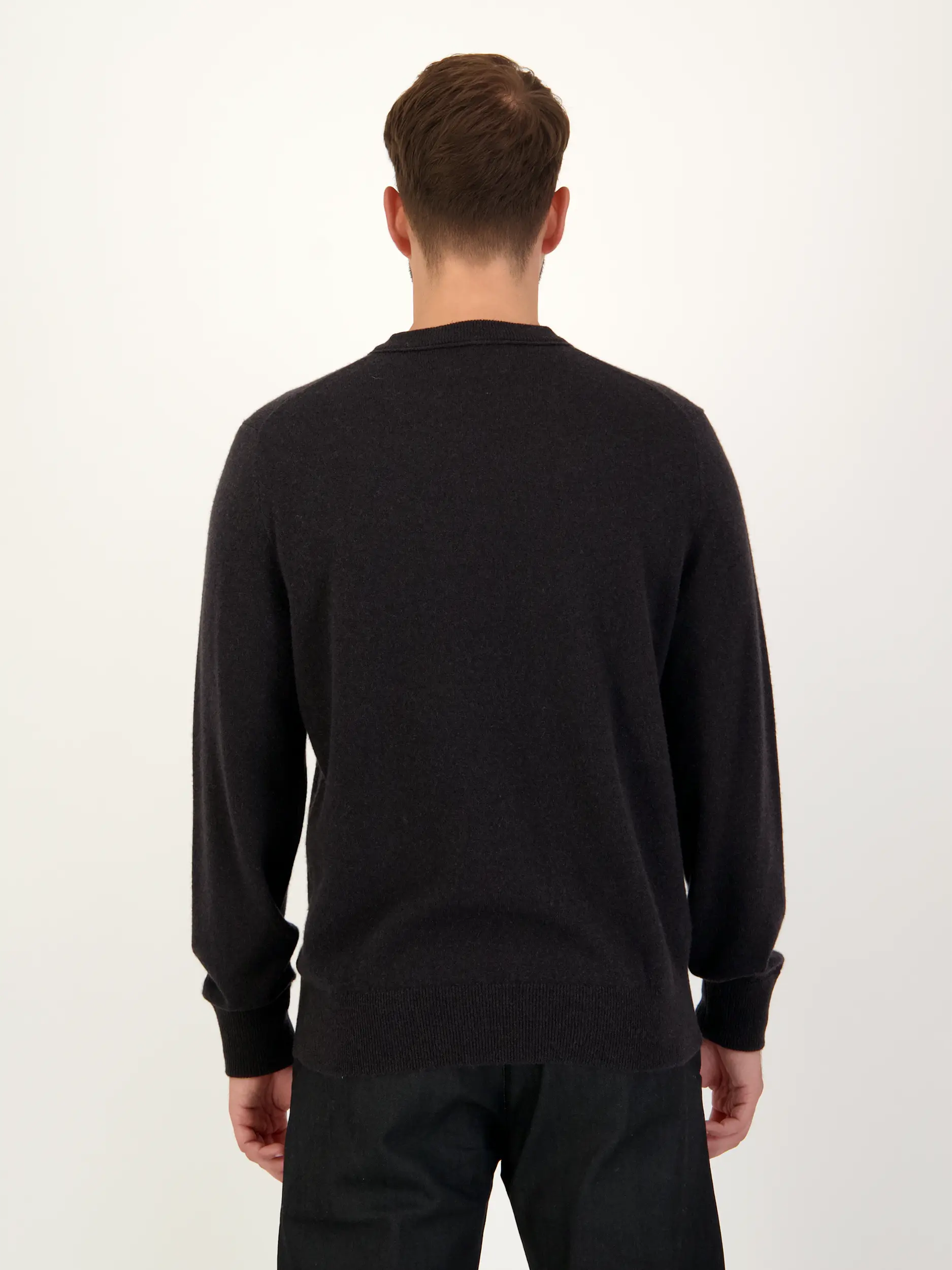 Pullover aus Kaschmir langarm - Artikel Rückseite getragen von einem Modell - Farbe: Braun
