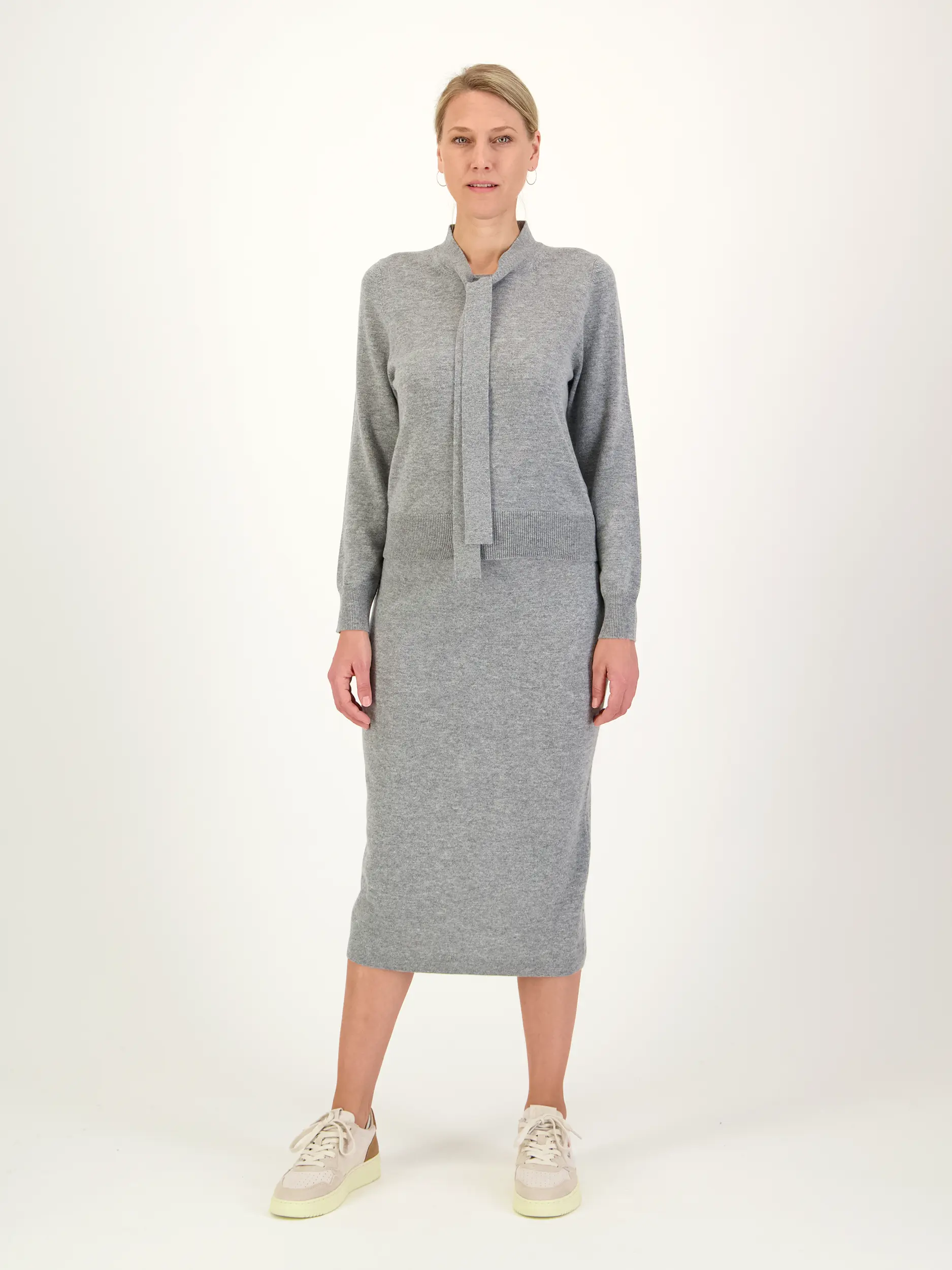 Pullover aus Wolle mit Schluppe langarm - Artikel Teil eines Outfits getragen von einem Modell