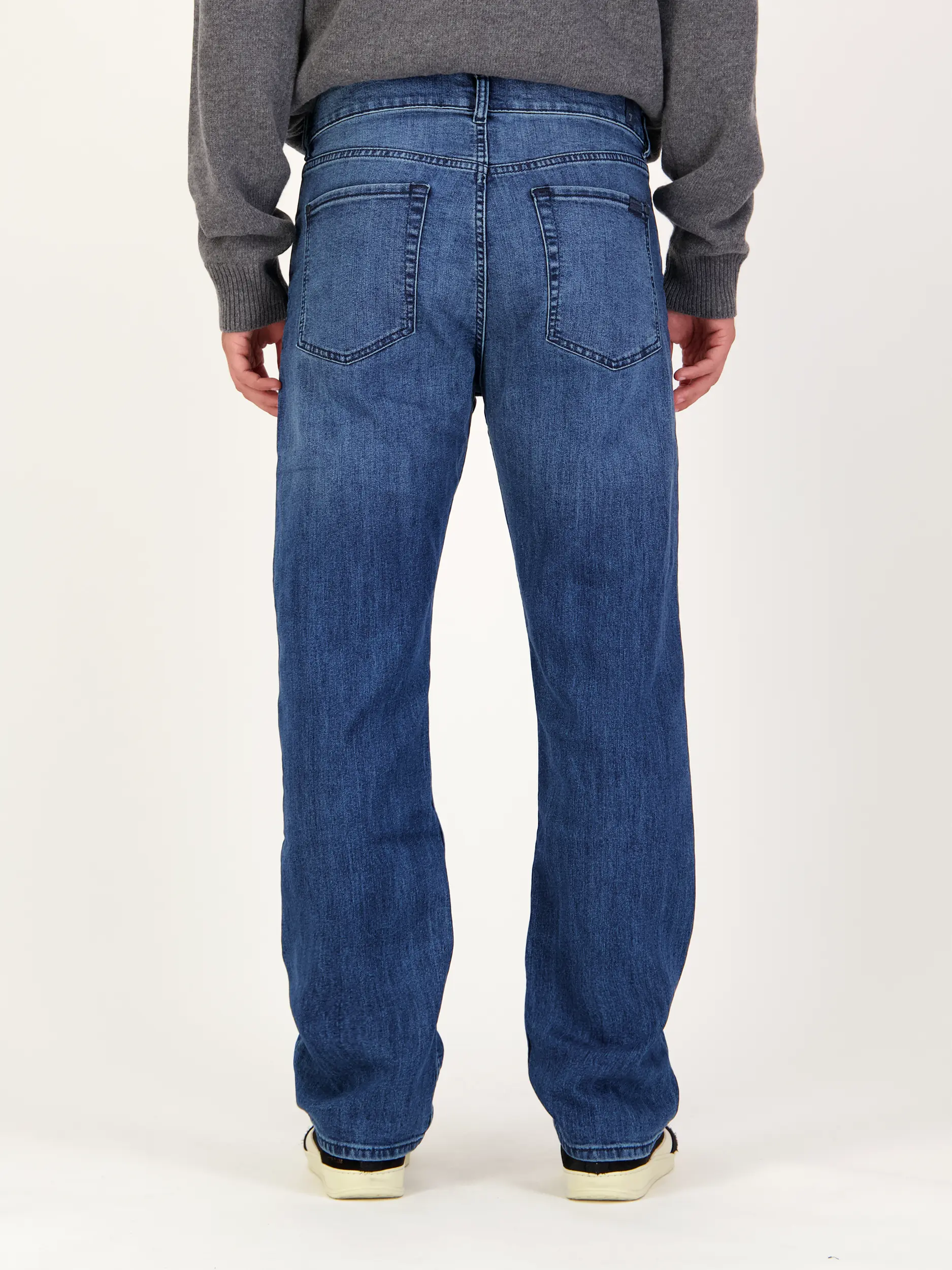 Mid Rise Straight Leg Jeans - Artikel Rückseite getragen von einem Modell - Farbe: Blau