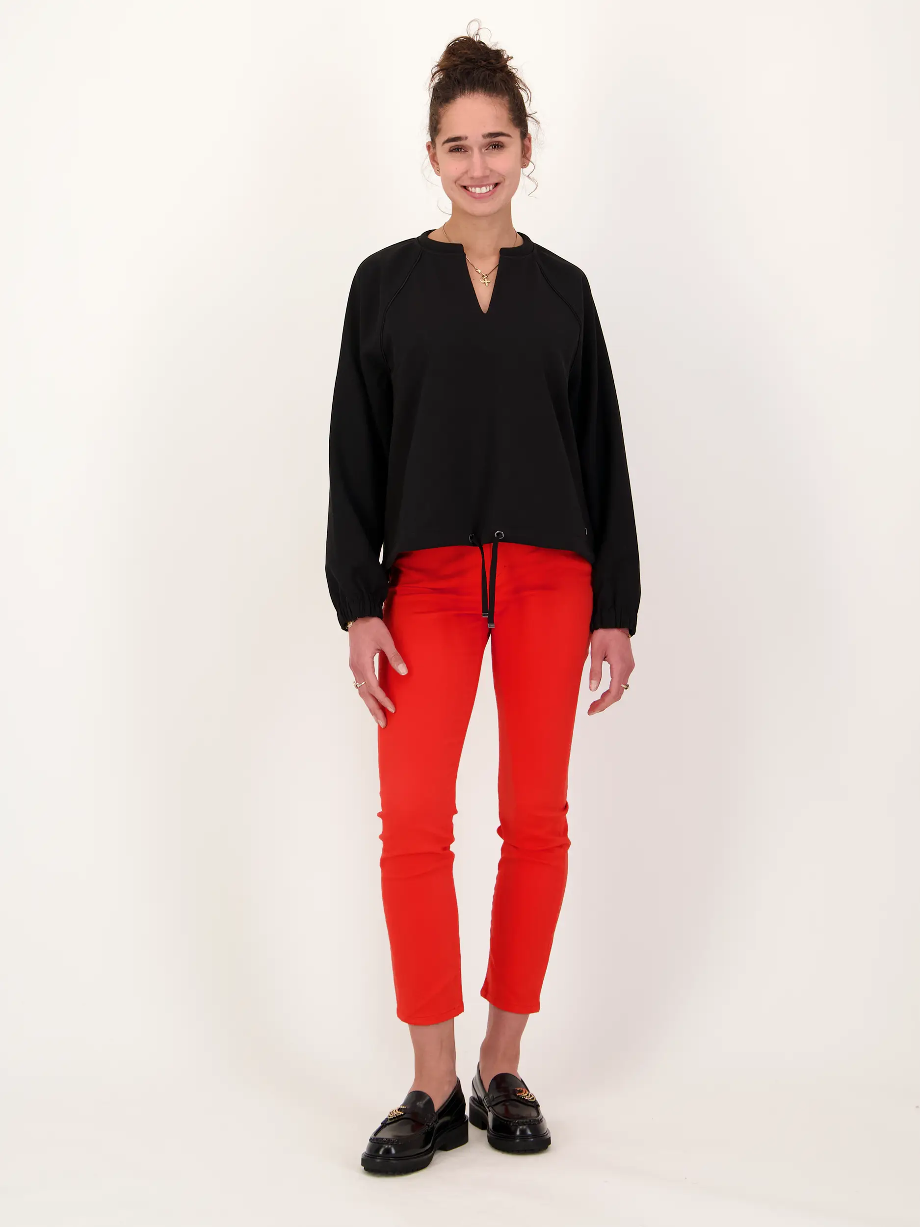 Sweatshirt 'Britney' - Artikel Teil eines Outfits getragen von einem Modell - Farbe: Schwarz