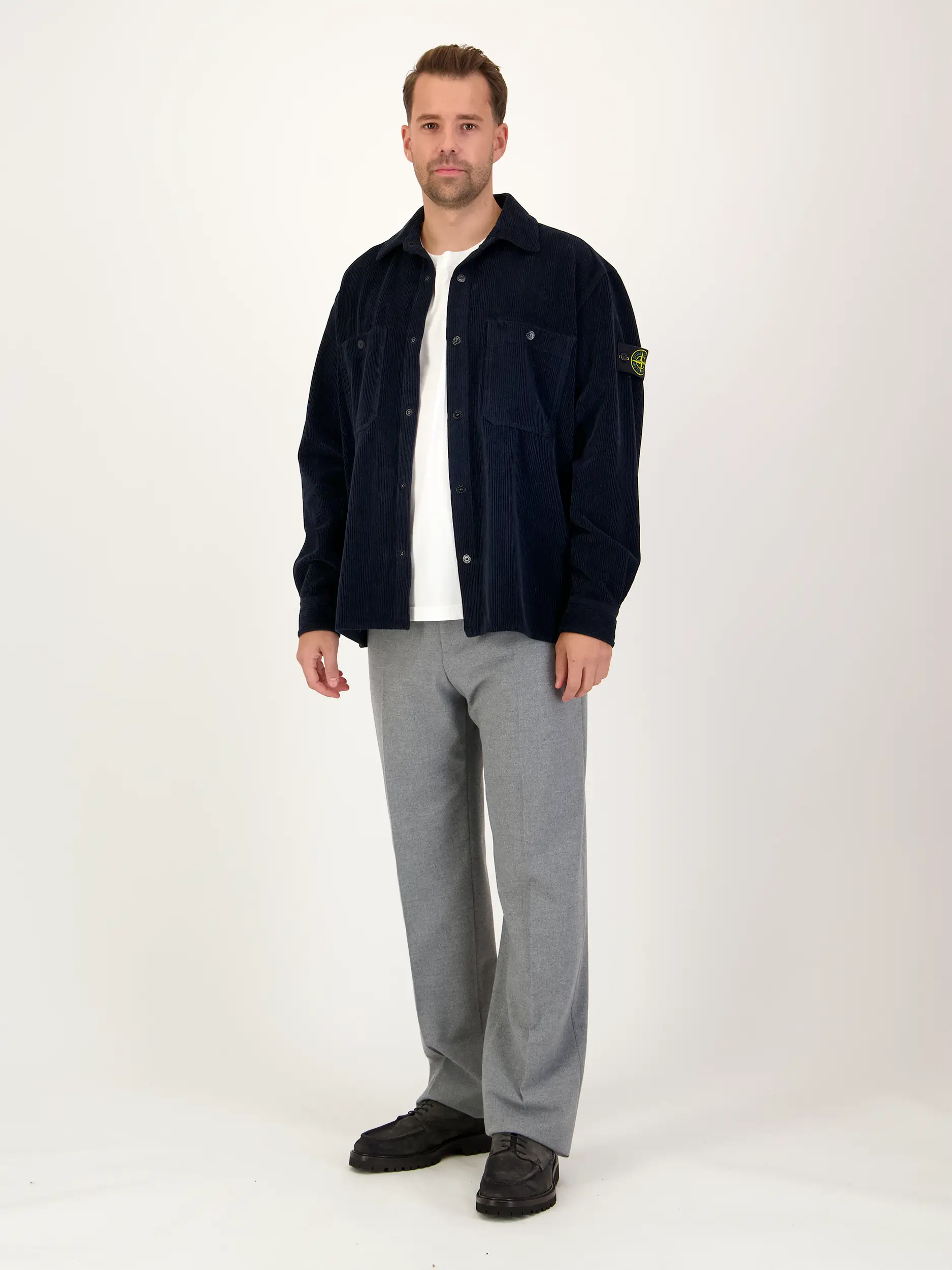 Cord Overshirt - Artikel Teil eines Outfits getragen von einem Modell - Farbe: Blau