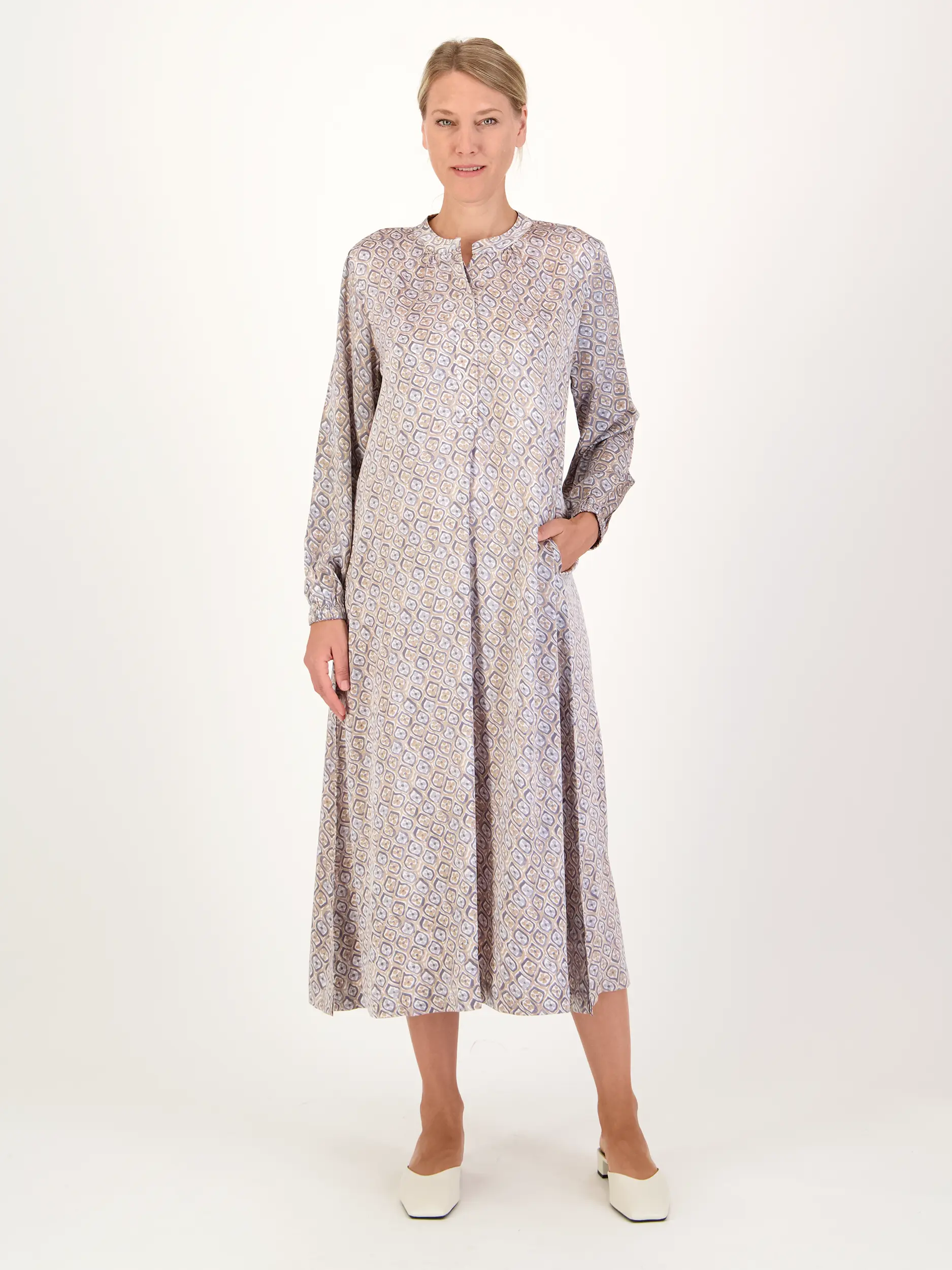 Gemustertes Midi Seidenkleid 'Farus' langarm - Artikel Teil eines Outfits getragen von einem Modell - Farbe: Blau