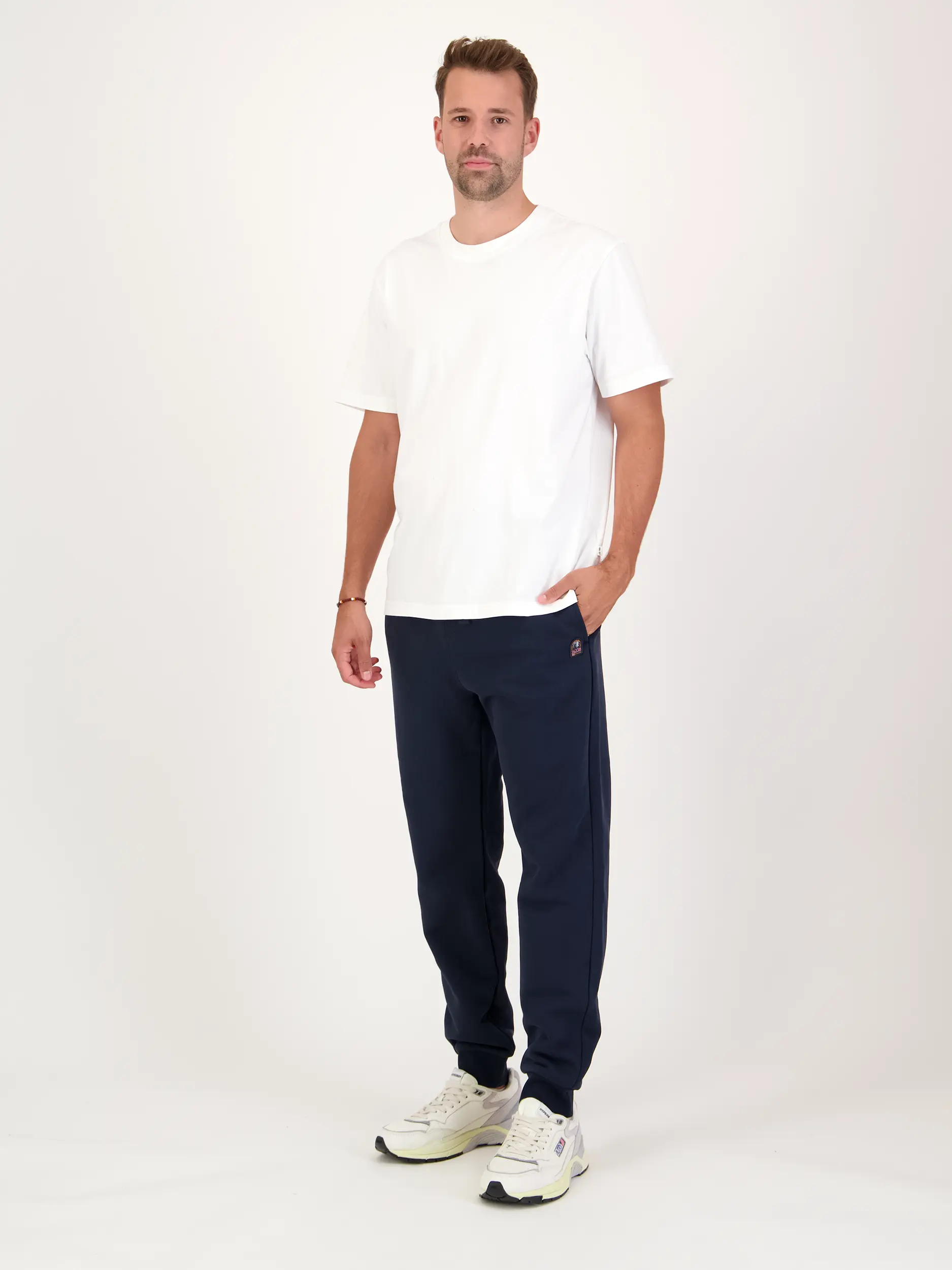 Sweathose 'Makalu' - Artikel Teil eines Outfits getragen von einem Modell - Farbe: Blau