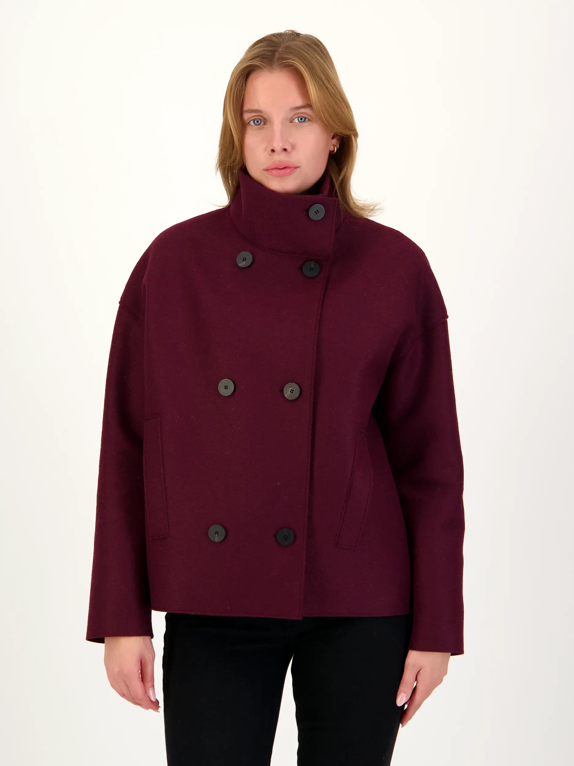 Cabanjacke aus Wolle - Artikel Vorderseite getragen von einem Modell - Farbe: Rot