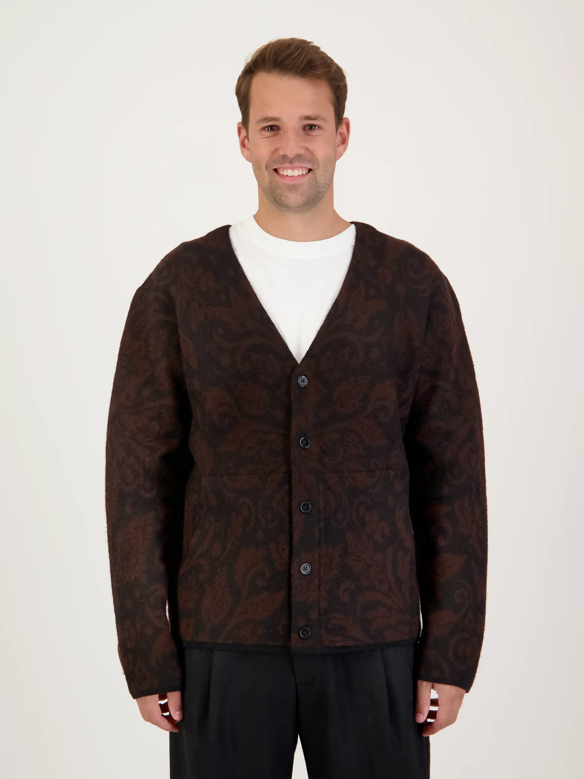 Strickjacke 'Michael' aus Wolle langarm - Artikel Vorderseite getragen von einem Modell - Farbe: Schwarz