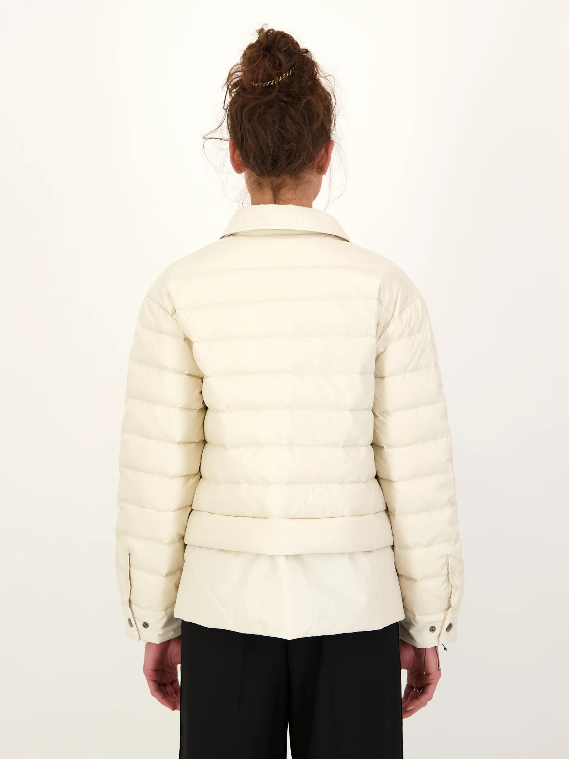 Daunenjacke 'Audrey' - Artikel Rückseite getragen von einem Modell - Farbe: Creme