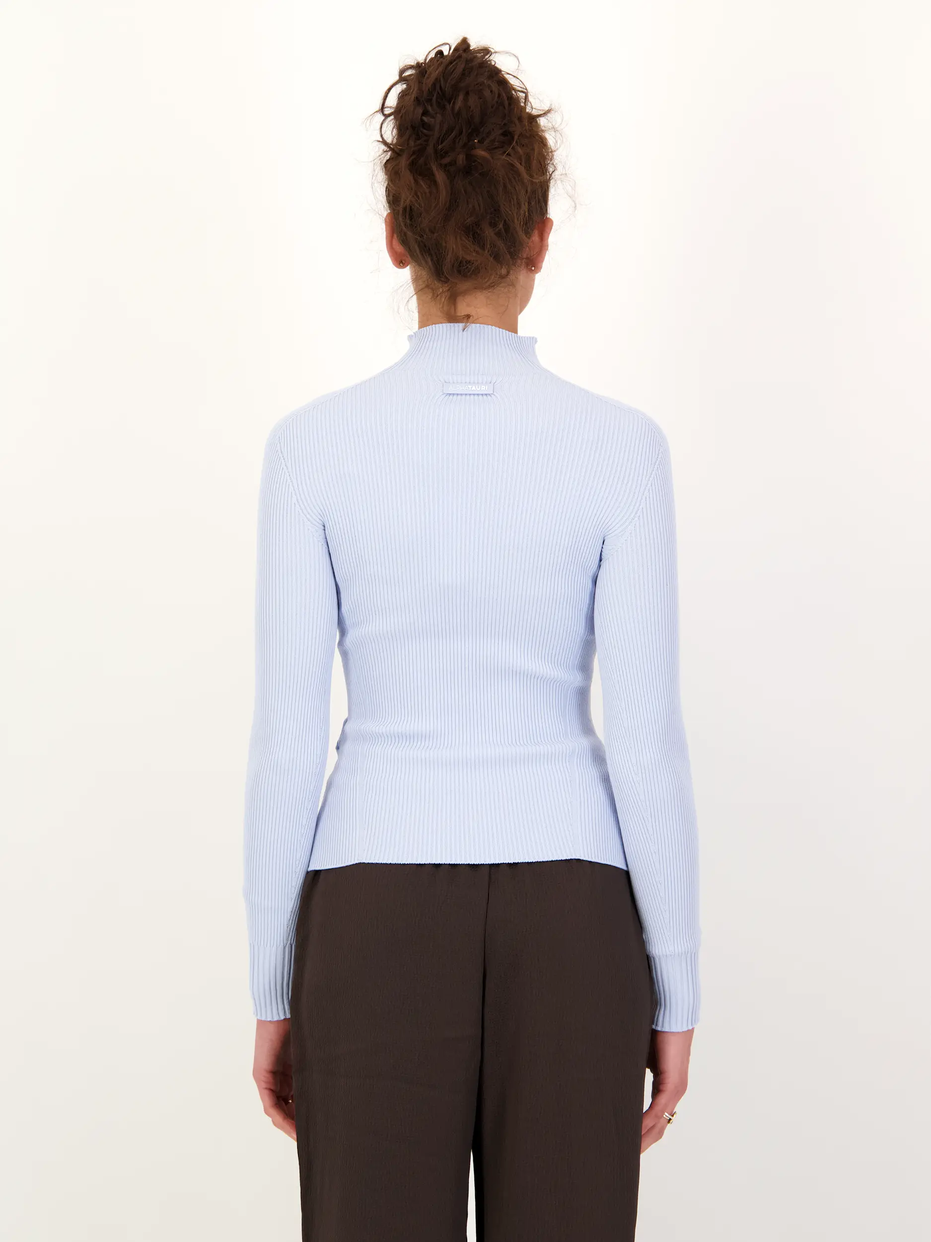 Pullover 'Fiona' langarm - Artikel Rückseite getragen von einem Modell - Farbe: Blau