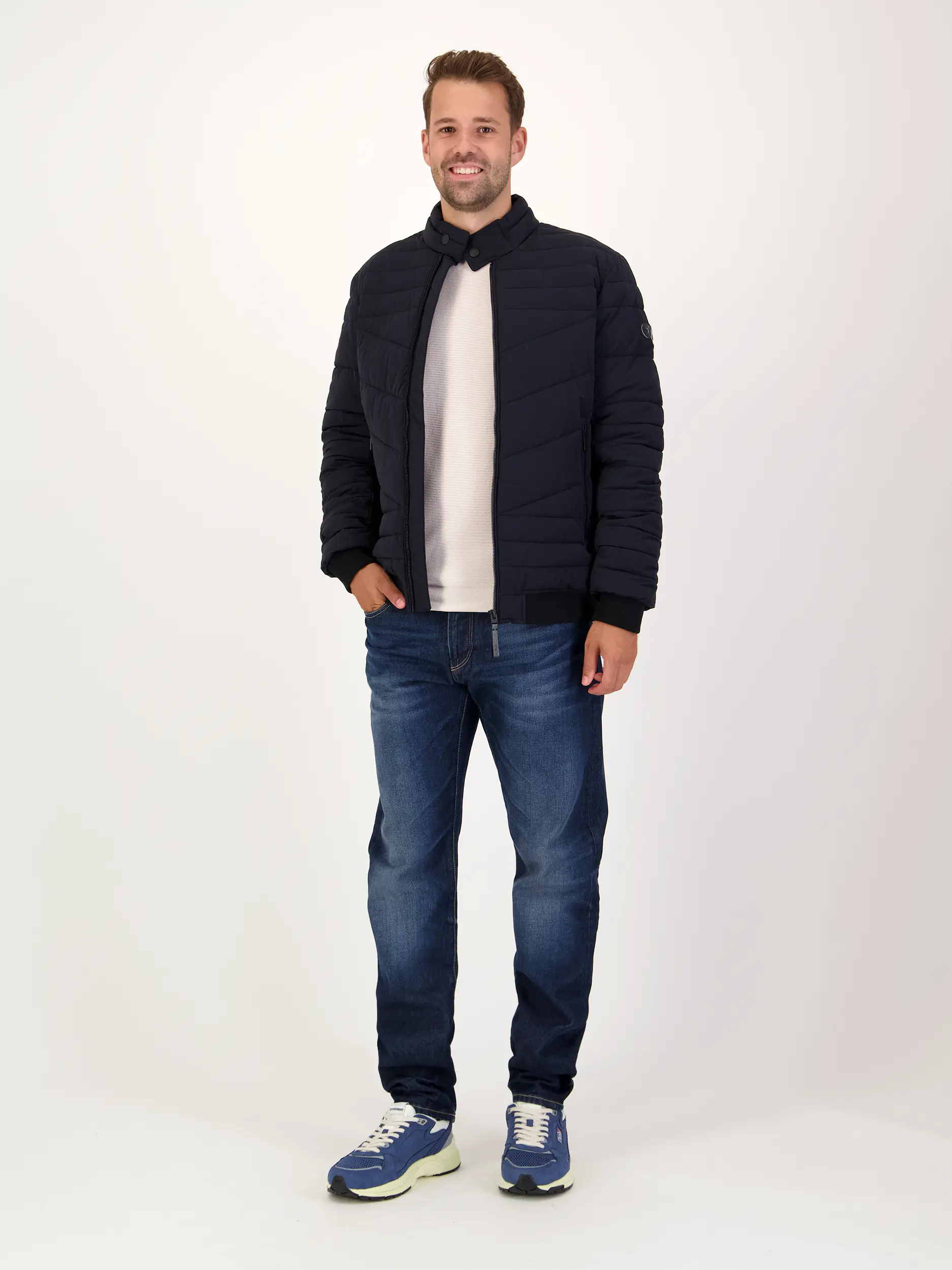 Wasserabweisende Jacke 'Olat' - Artikel Teil eines Outfits getragen von einem Modell - Farbe: Schwarz