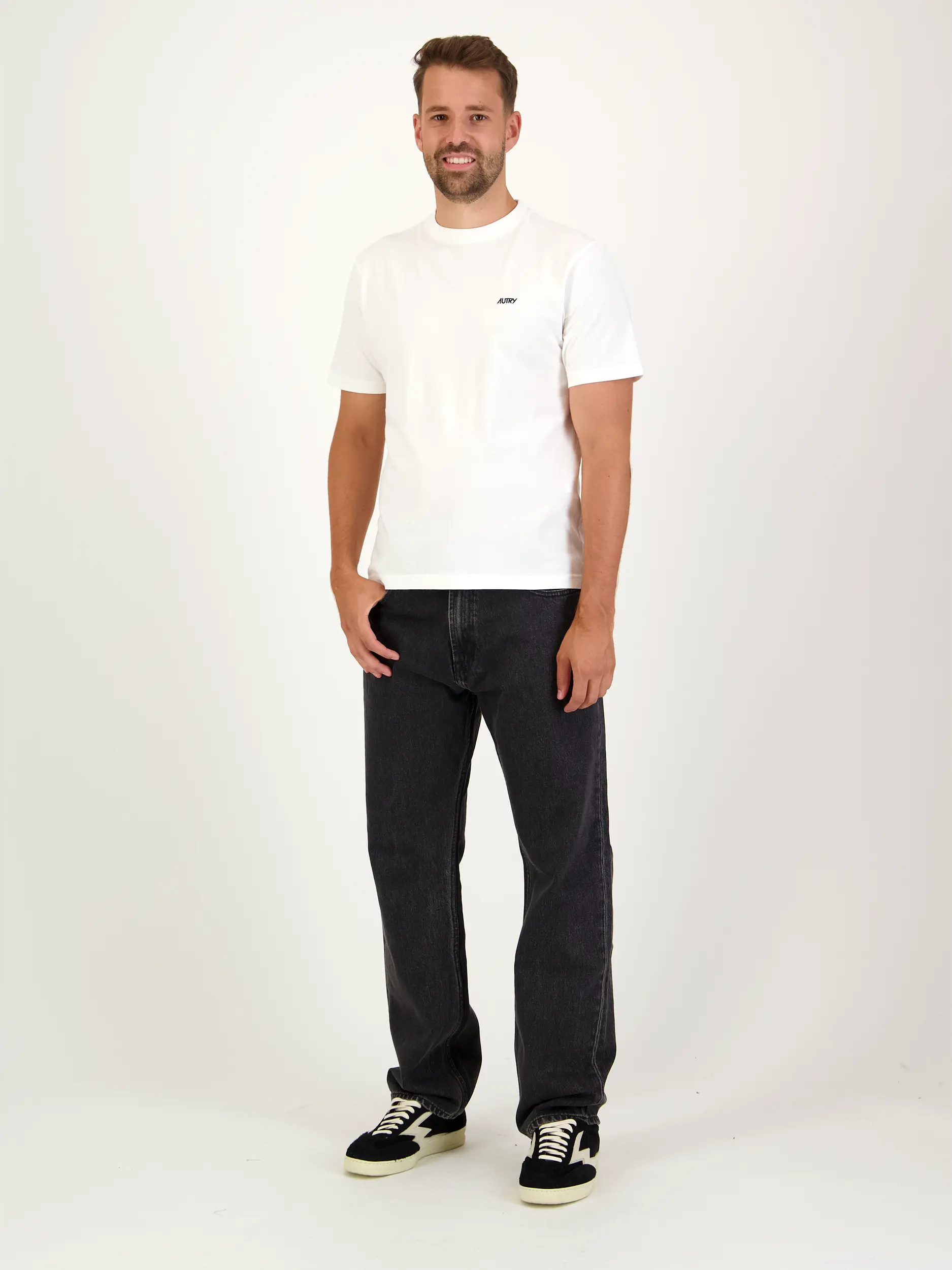 T-Shirt - Artikel Teil eines Outfits getragen von einem Modell - Farbe: Weiß