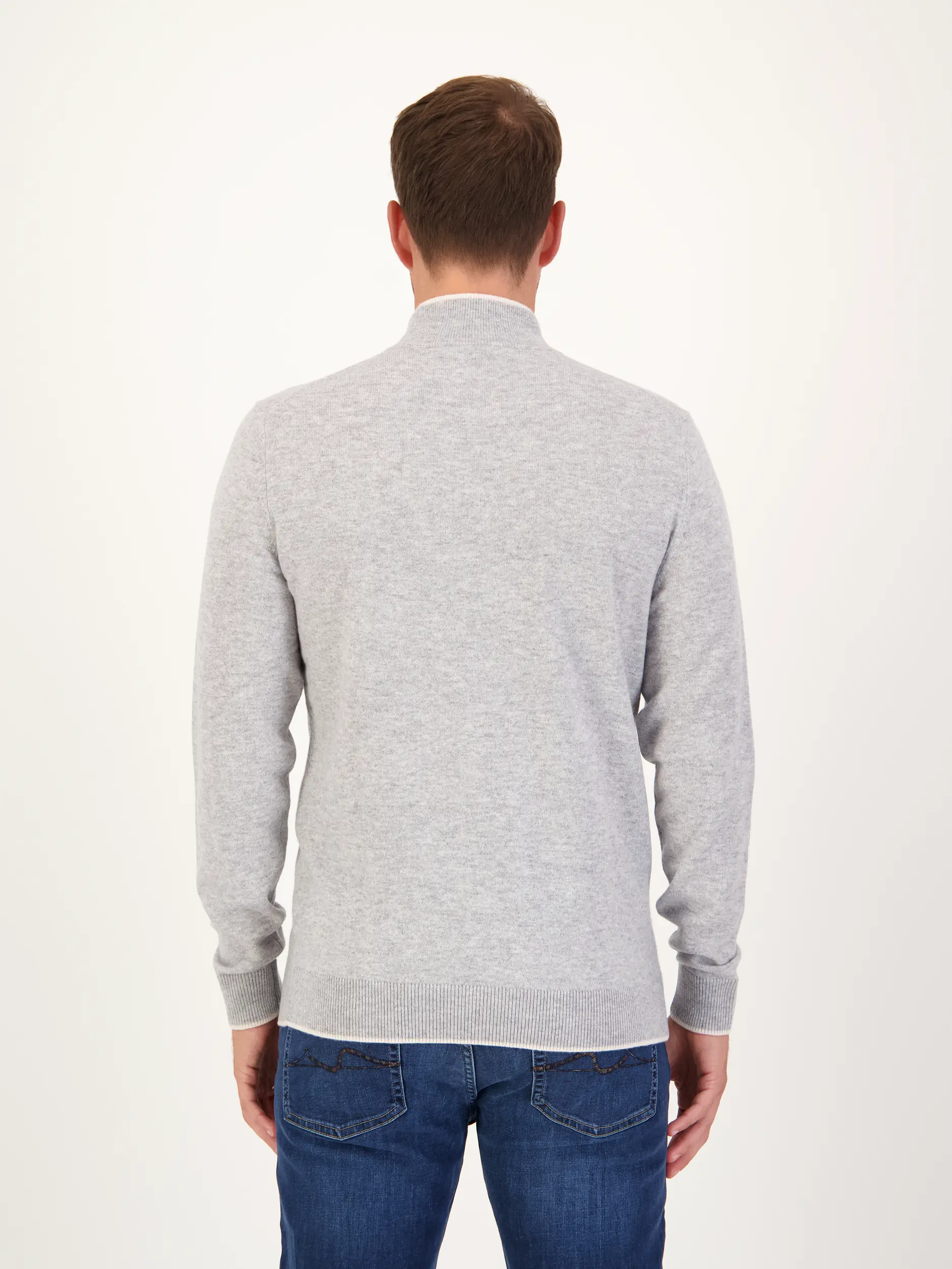 Pullover 'Troia' aus Merinowoll-Mix - Artikel Rückseite getragen von einem Modell - Farbe: Grau