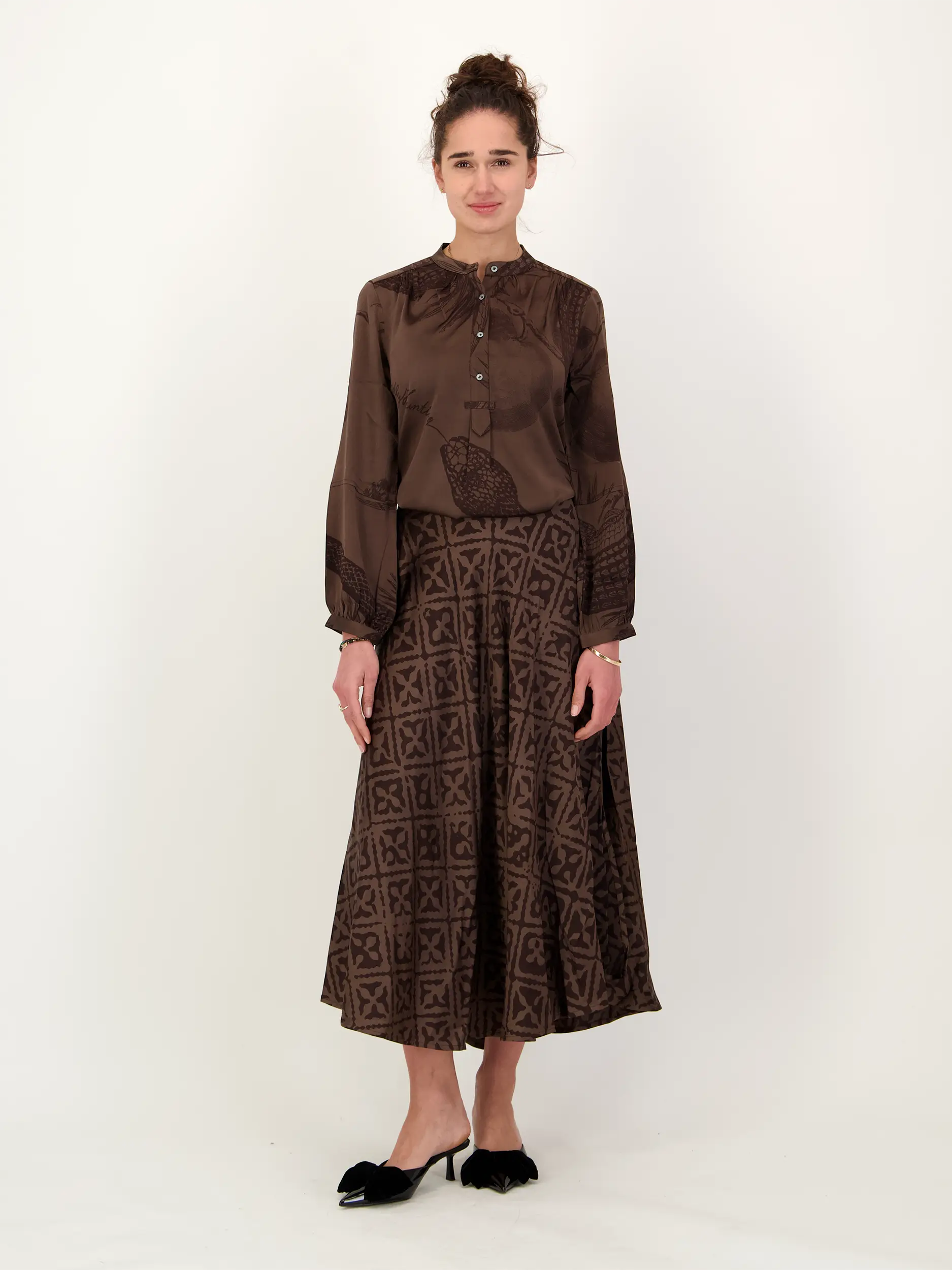 Gemusterte Bluse 'Mitra Garden Eden' aus Seide langarm - Artikel Teil eines Outfits getragen von einem Modell - Farbe: Braun