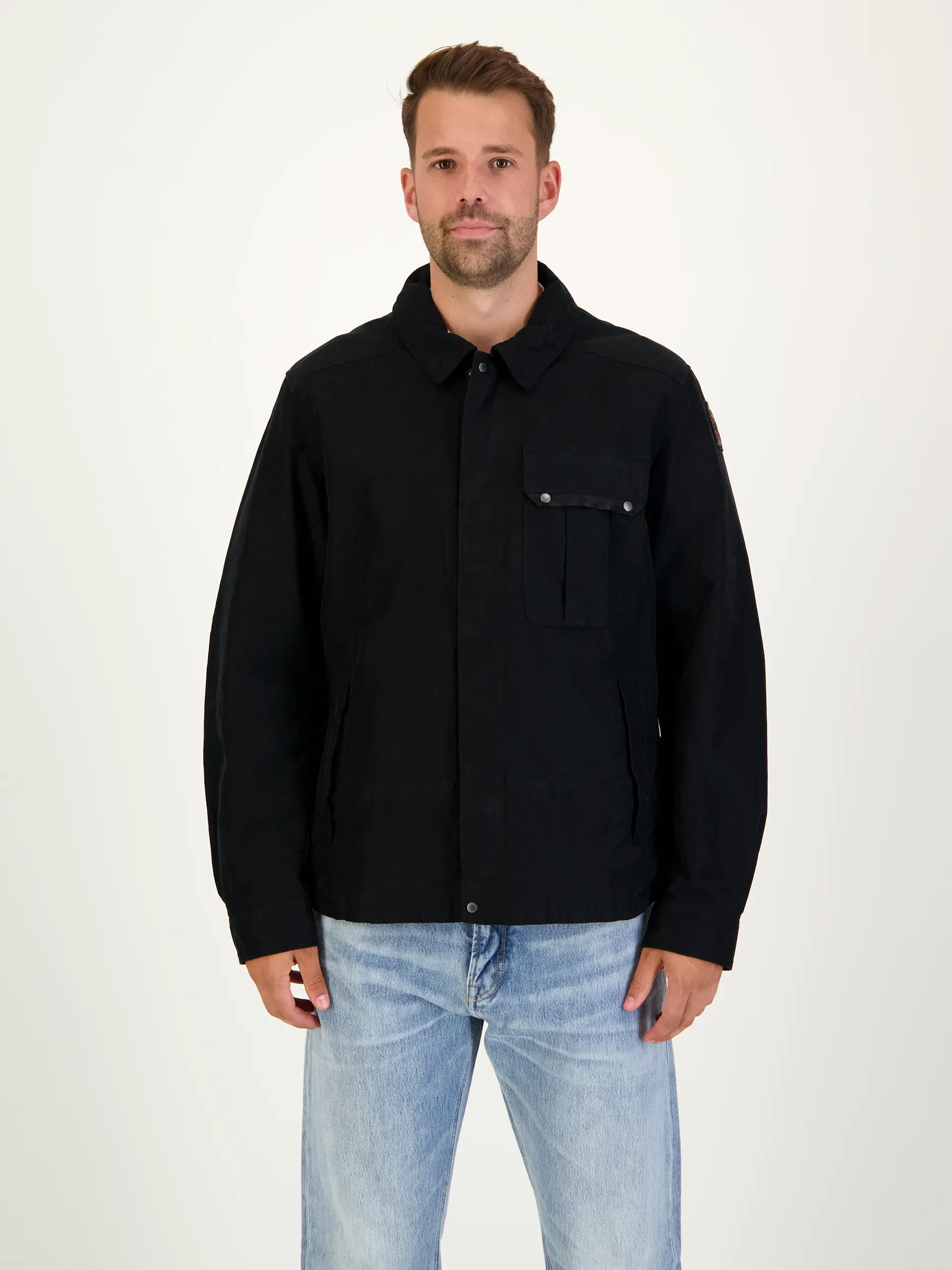 Overshirt 'Miura' - Artikel Vorderseite getragen von einem Modell - Farbe: Schwarz