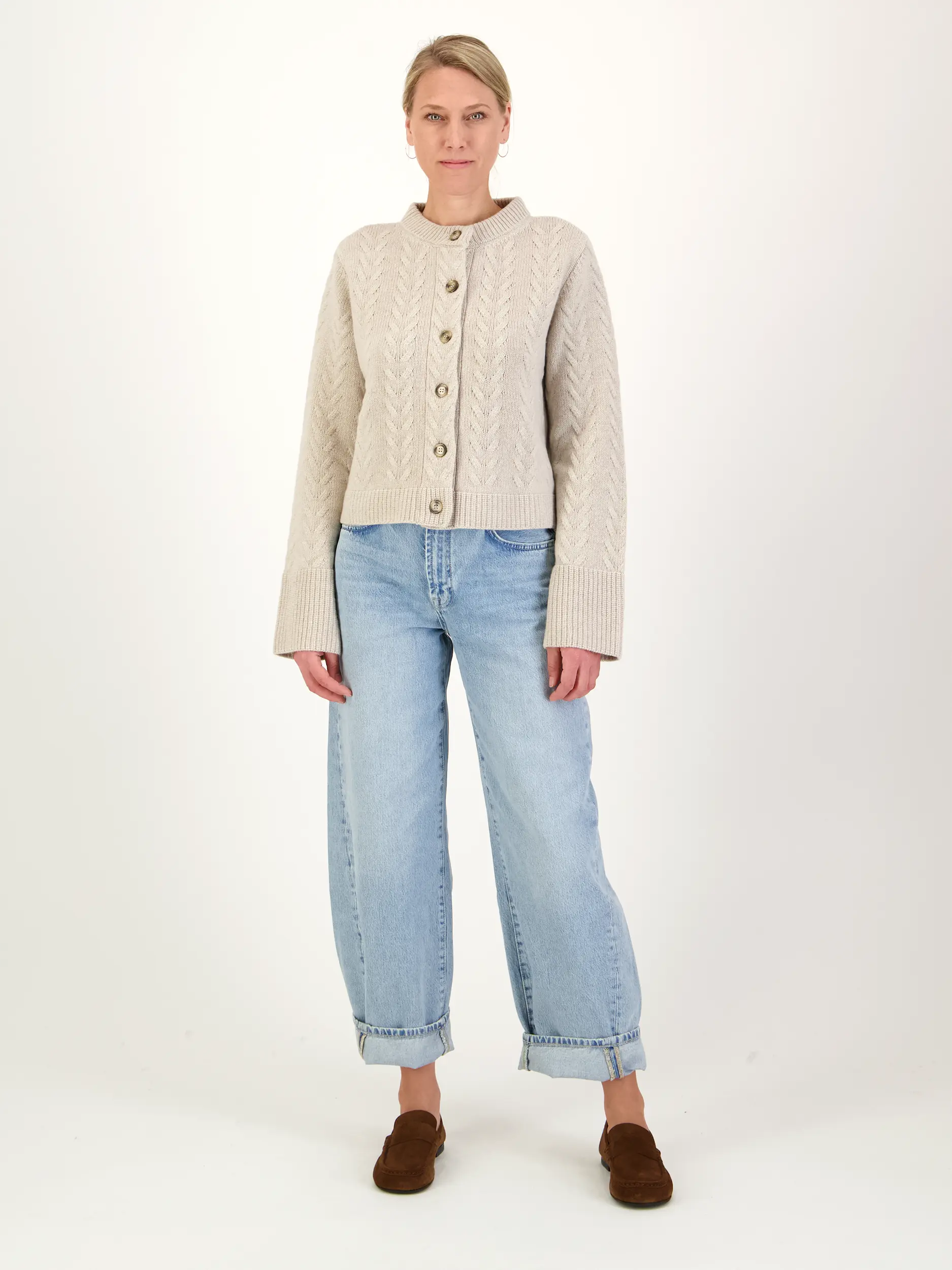 Strickjacke 'Lilly' aus Kaschmir-Mix langarm - Artikel Teil eines Outfits getragen von einem Modell - Farbe: Beige