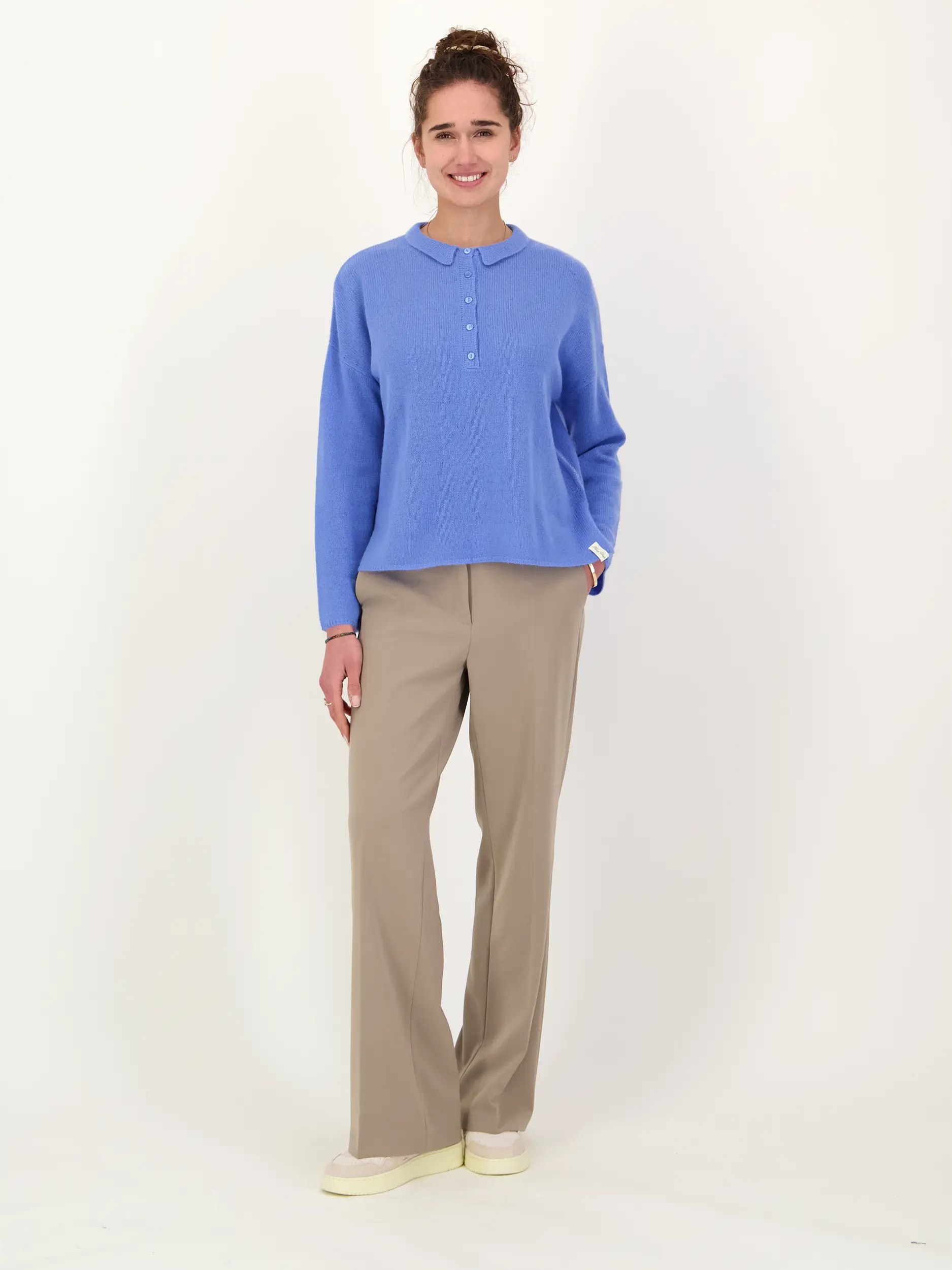 Pullover aus Kaschmir Mix - Artikel Teil eines Outfits getragen von einem Modell - Farbe: Blau