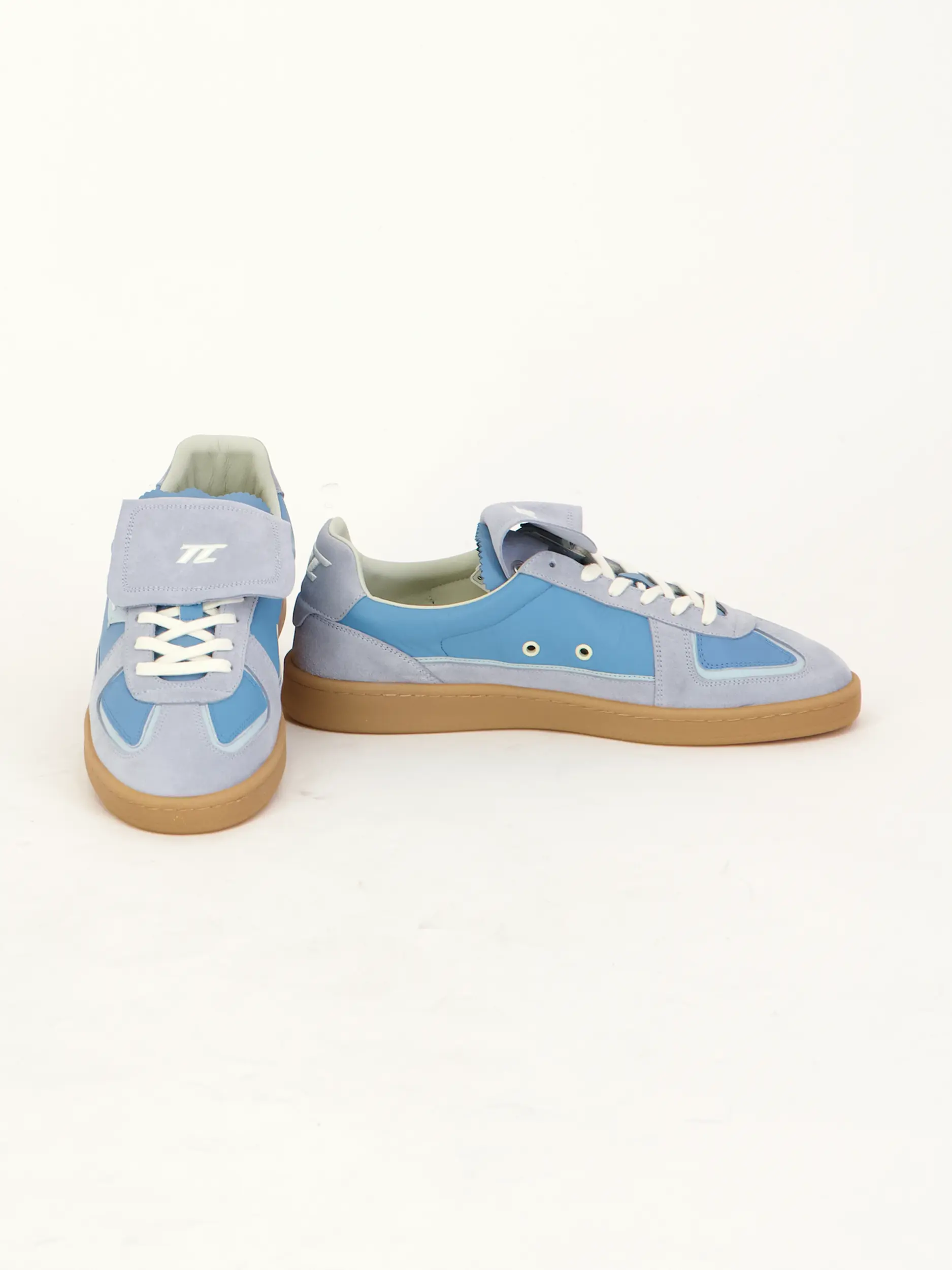 Sneaker 'Big Bang' aus Leder - Artikel Vorderseite getragen von einem Modell - Farbe: Blau