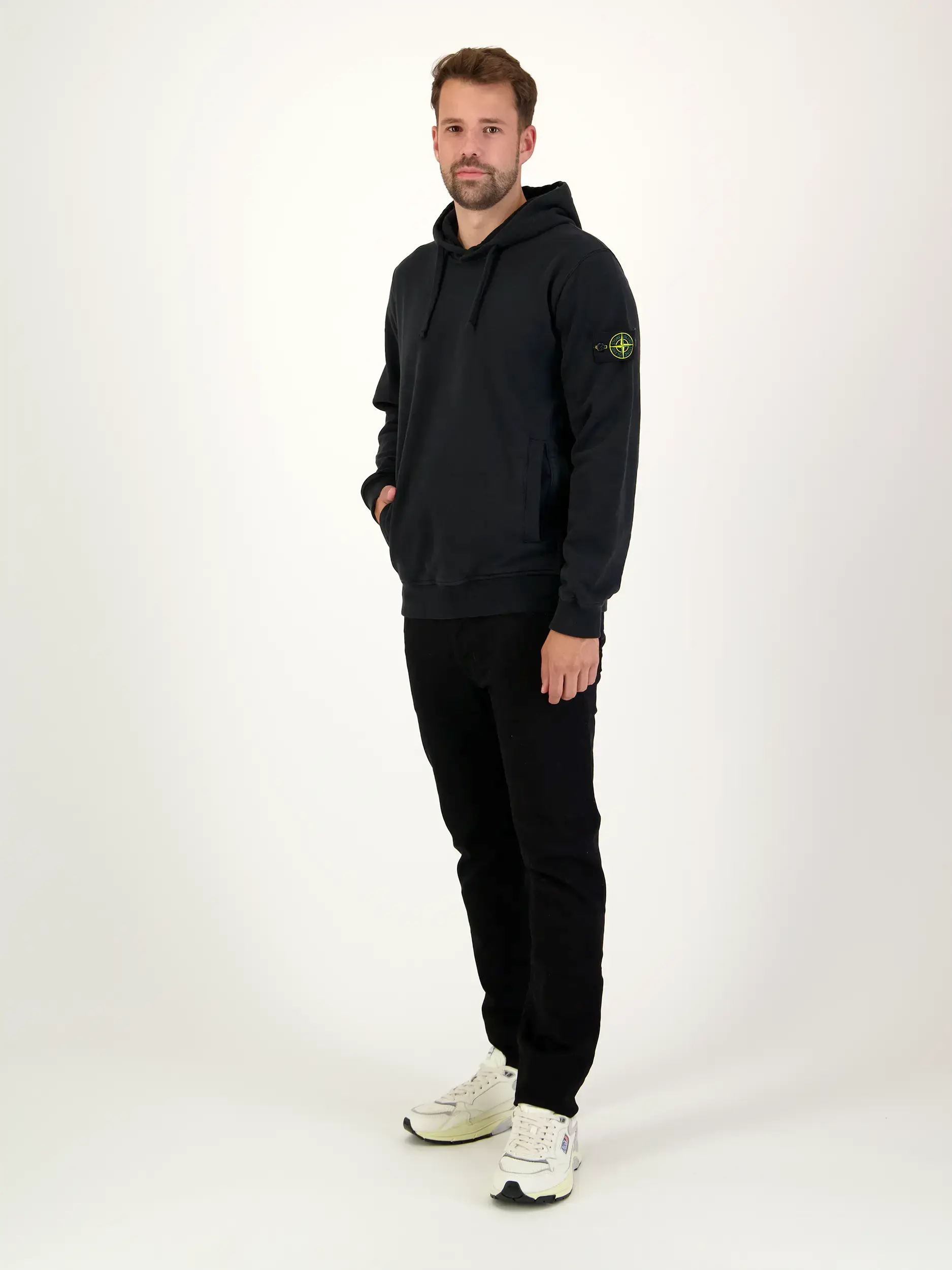 Sweatshirt - Artikel Teil eines Outfits getragen von einem Modell - Farbe: Schwarz