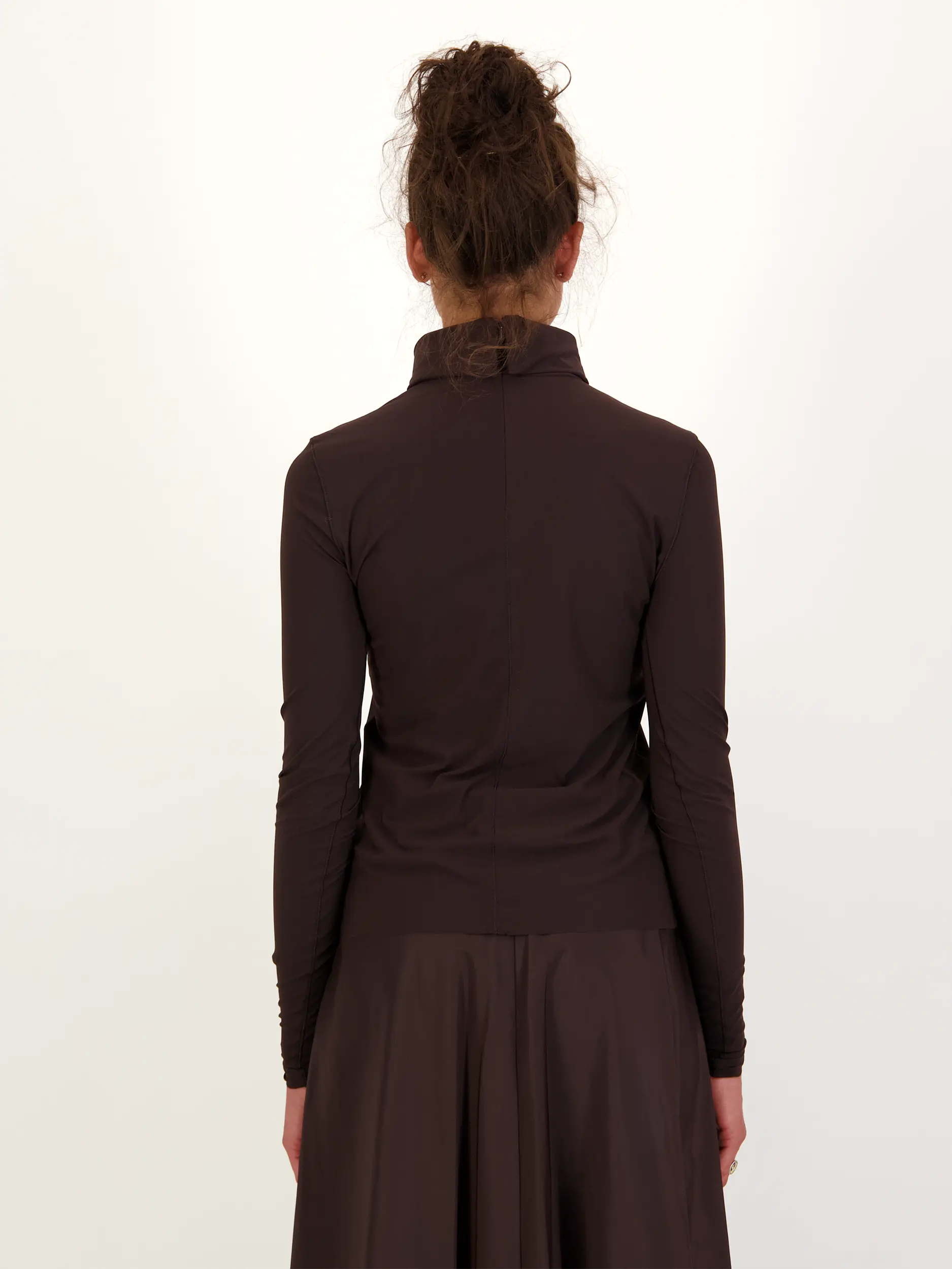 Langarmshirt  'Perfect Match' mit Rollkragen - Artikel Rückseite getragen von einem Modell - Farbe: Braun