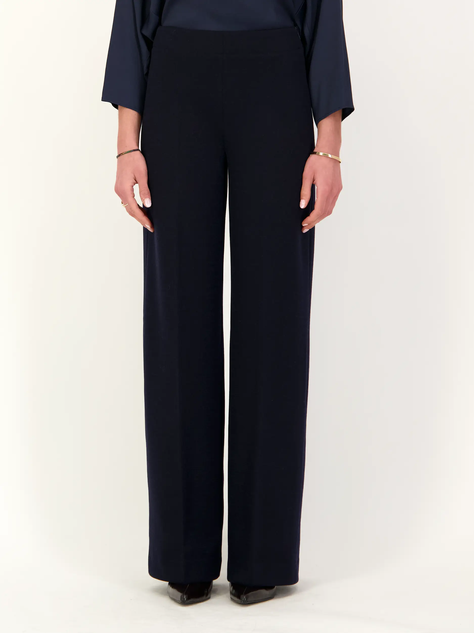 Hose 'Before' - Artikel Vorderseite getragen von einem Modell - Farbe: Blau