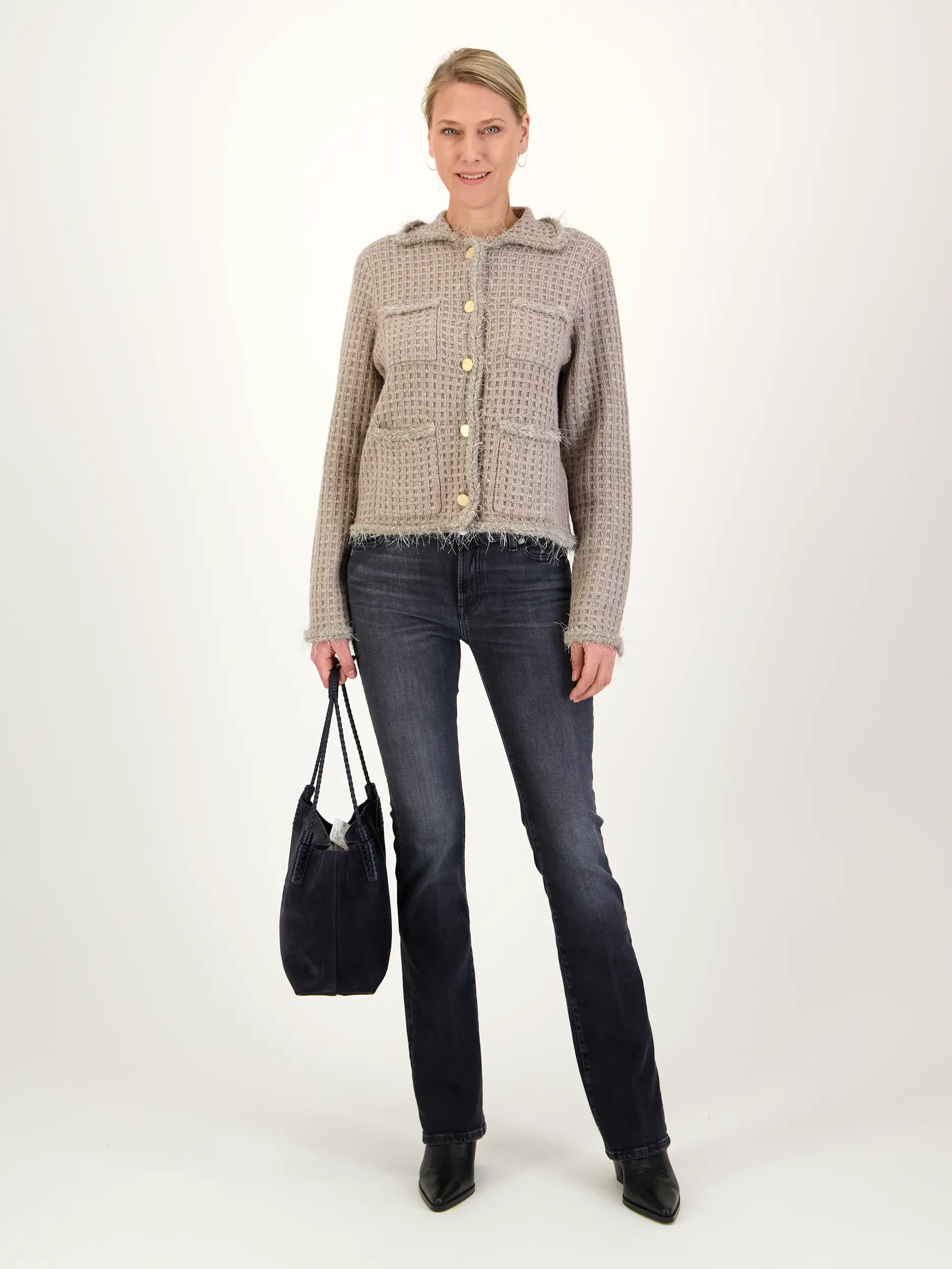 Strickjacke aus Wolle - Artikel Teil eines Outfits getragen von einem Modell - Farbe: Braun
