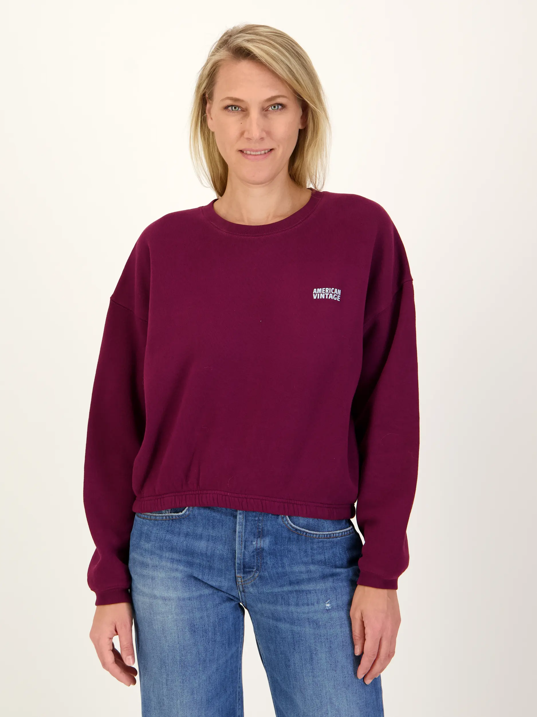 Sweatshirt - Artikel Vorderseite getragen von einem Modell