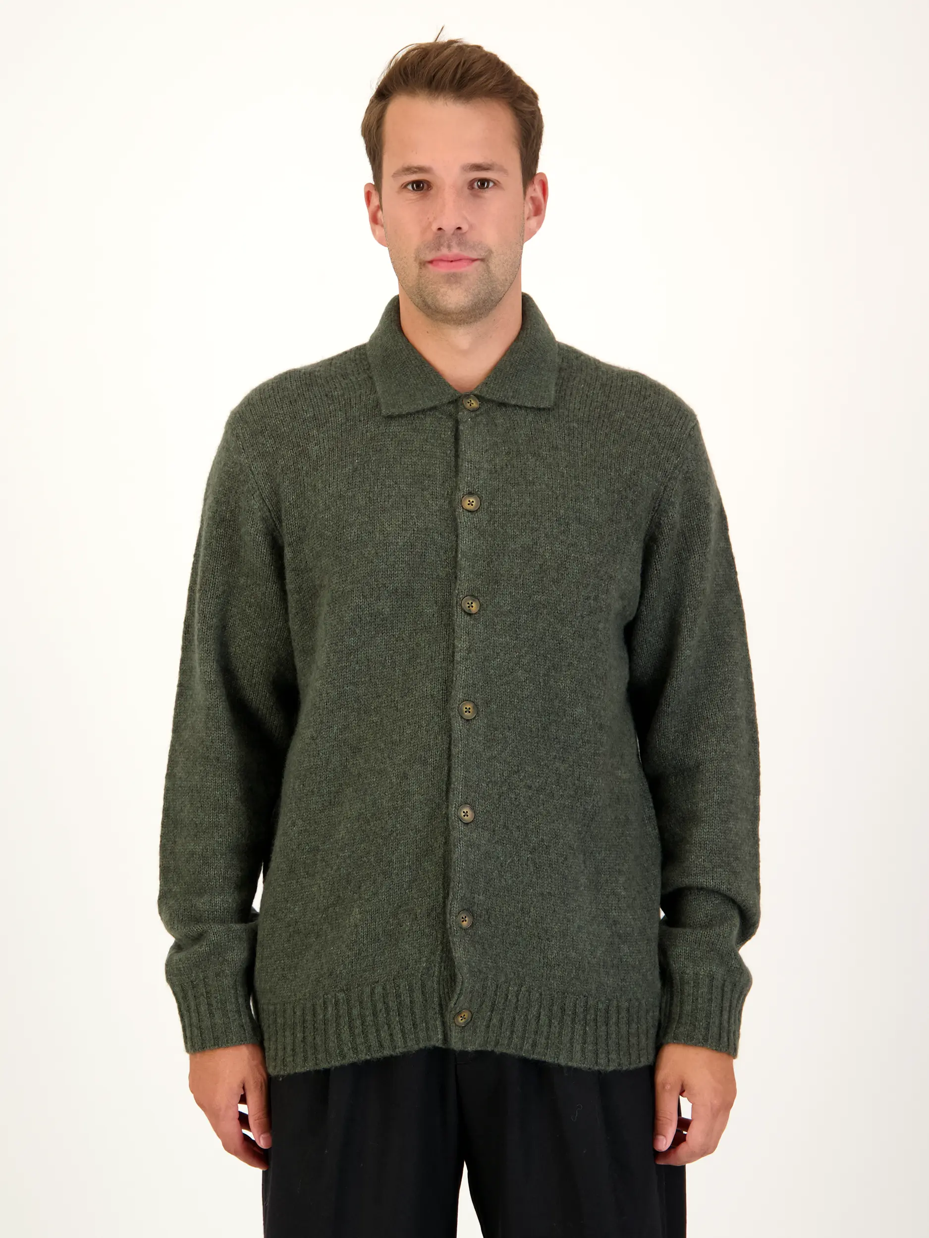 Strickjacke 'Lee' aus Merinowoll-Mix - Artikel Vorderseite getragen von einem Modell - Farbe: Grün