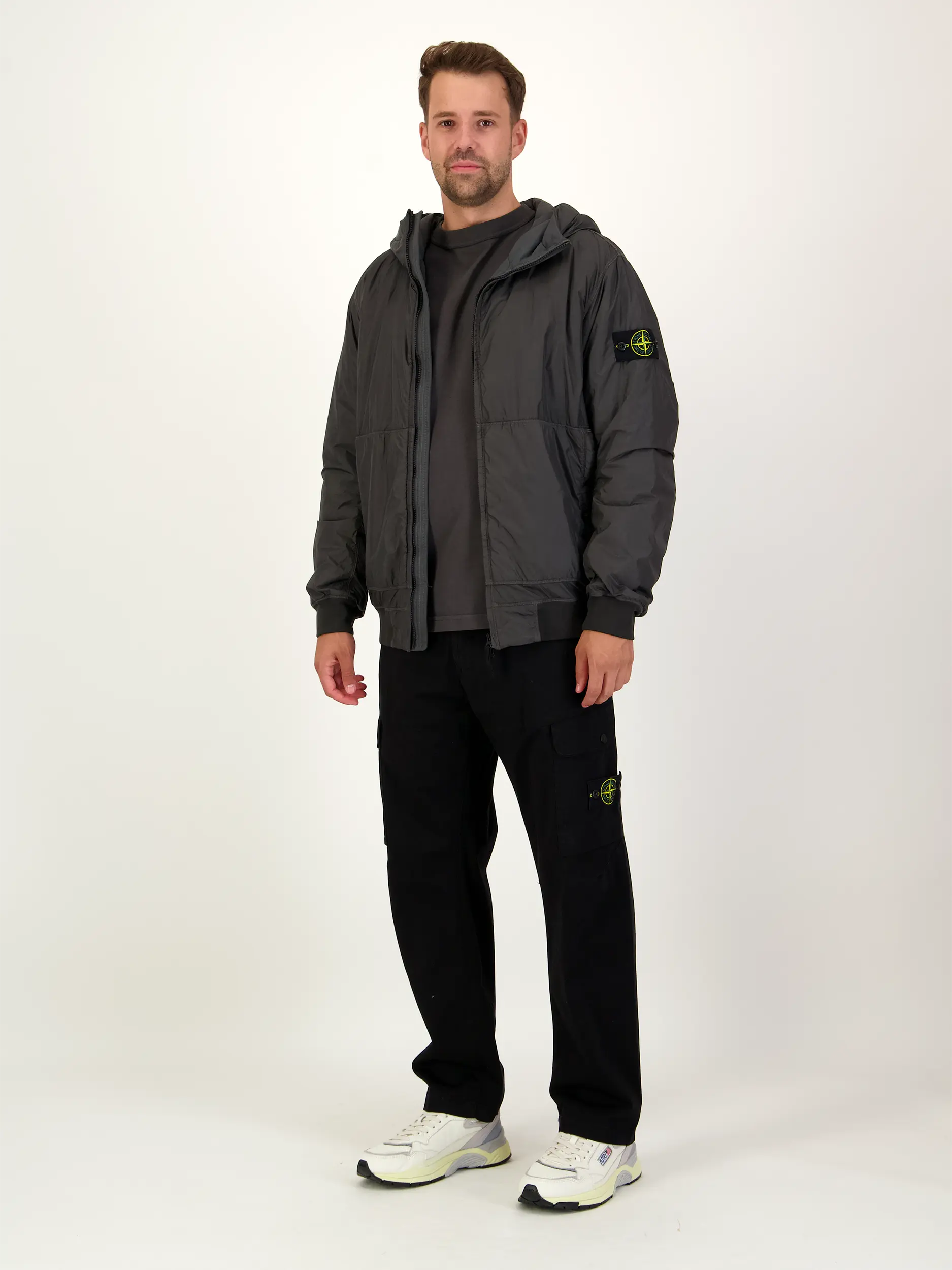 Wasserabweisende Jacke - Artikel Teil eines Outfits getragen von einem Modell