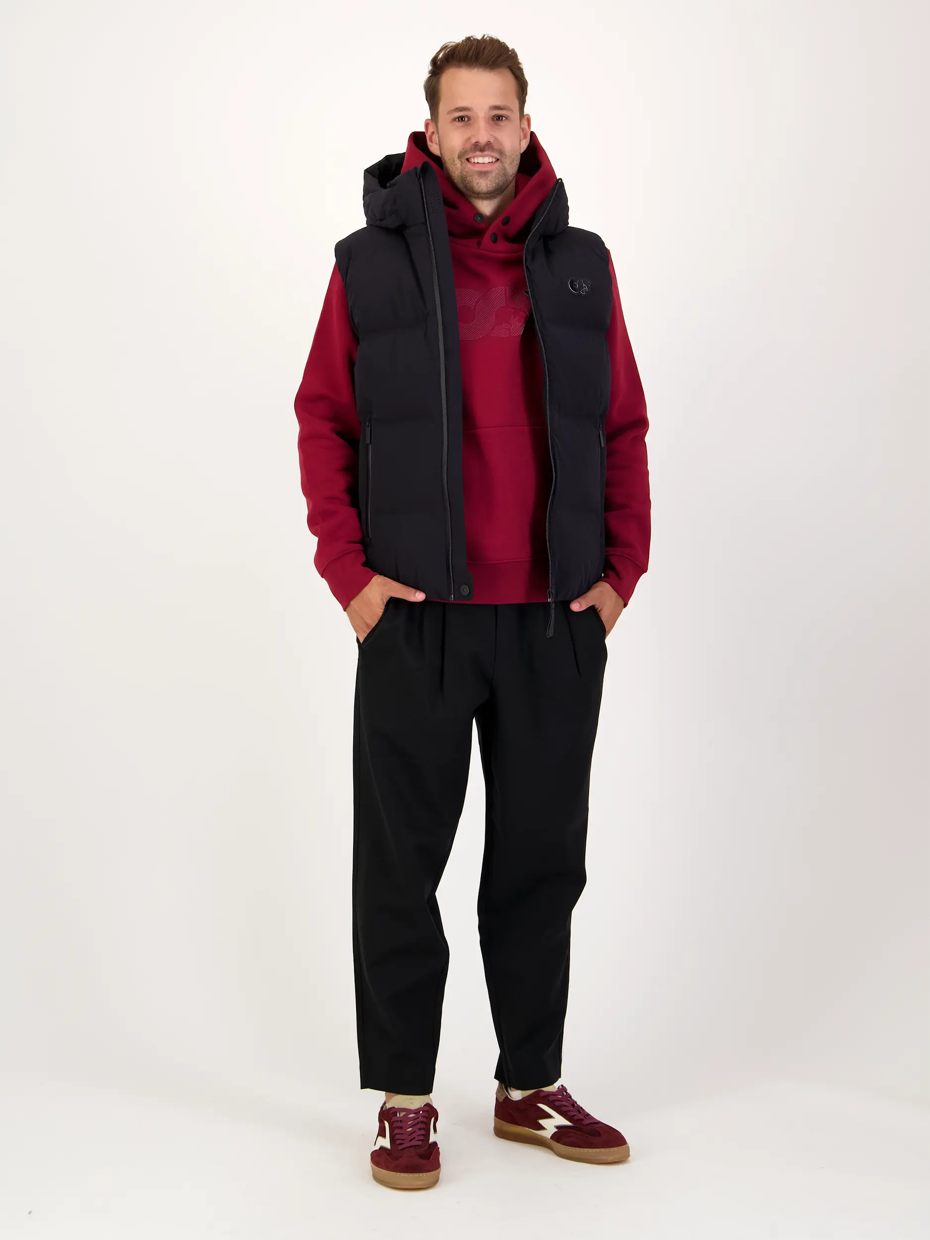 Wasserabweisende Outdoorweste 'Ocoav' aus Daunen - Artikel Teil eines Outfits getragen von einem Modell - Farbe: Schwarz