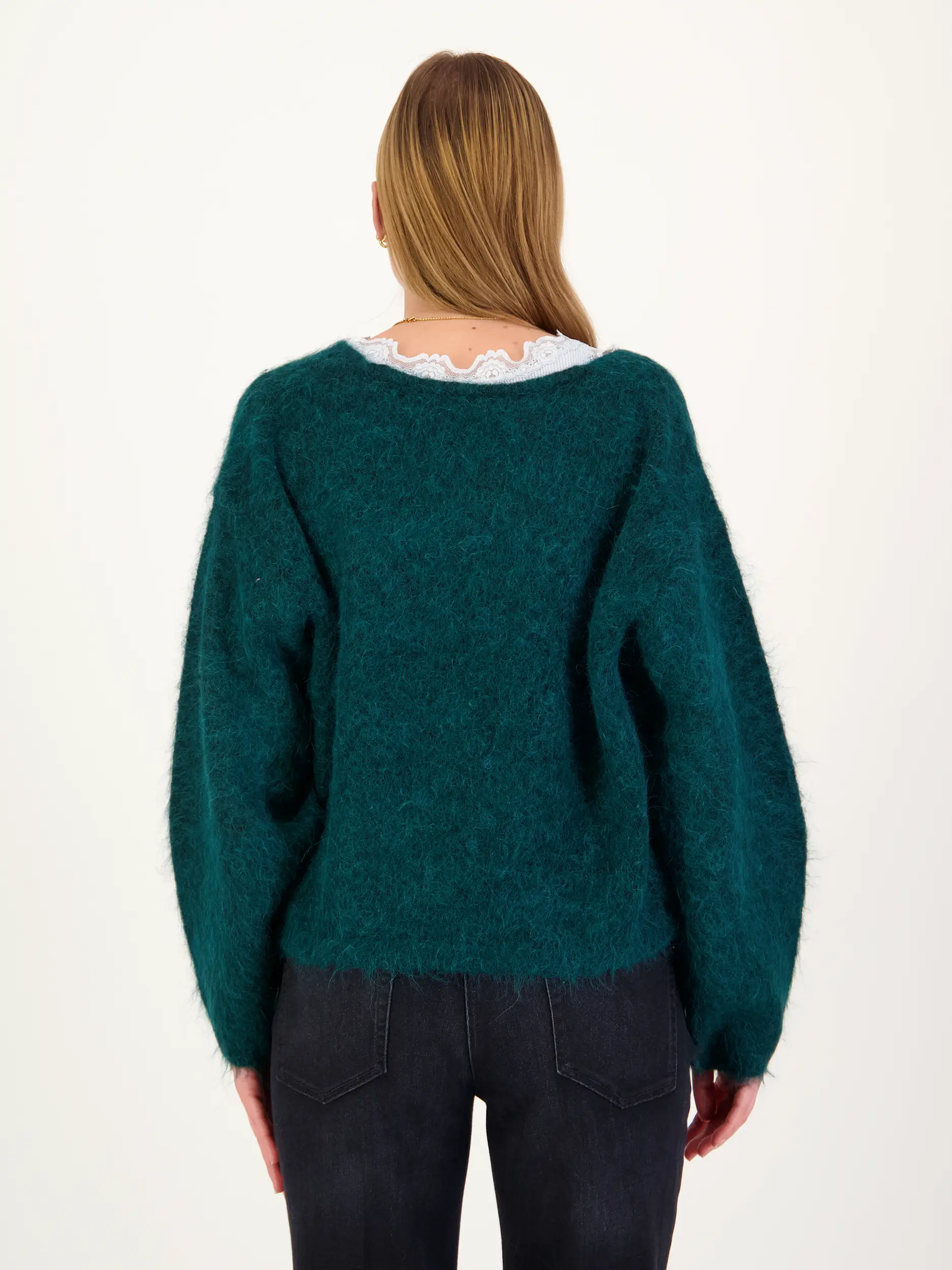 Pullover 'Nuny' aus Alpaka langarm - Artikel Rückseite getragen von einem Modell - Farbe: Grün