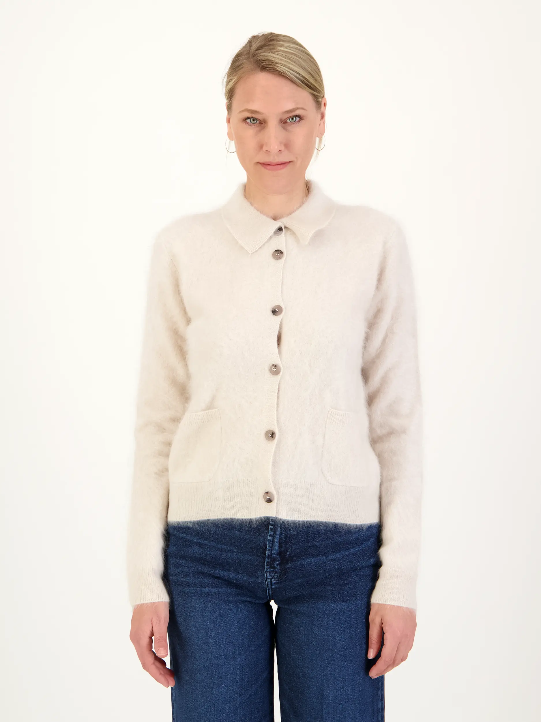 Strickjacke 'Elyn' aus Kaschmir - Artikel Vorderseite getragen von einem Modell - Farbe: Creme