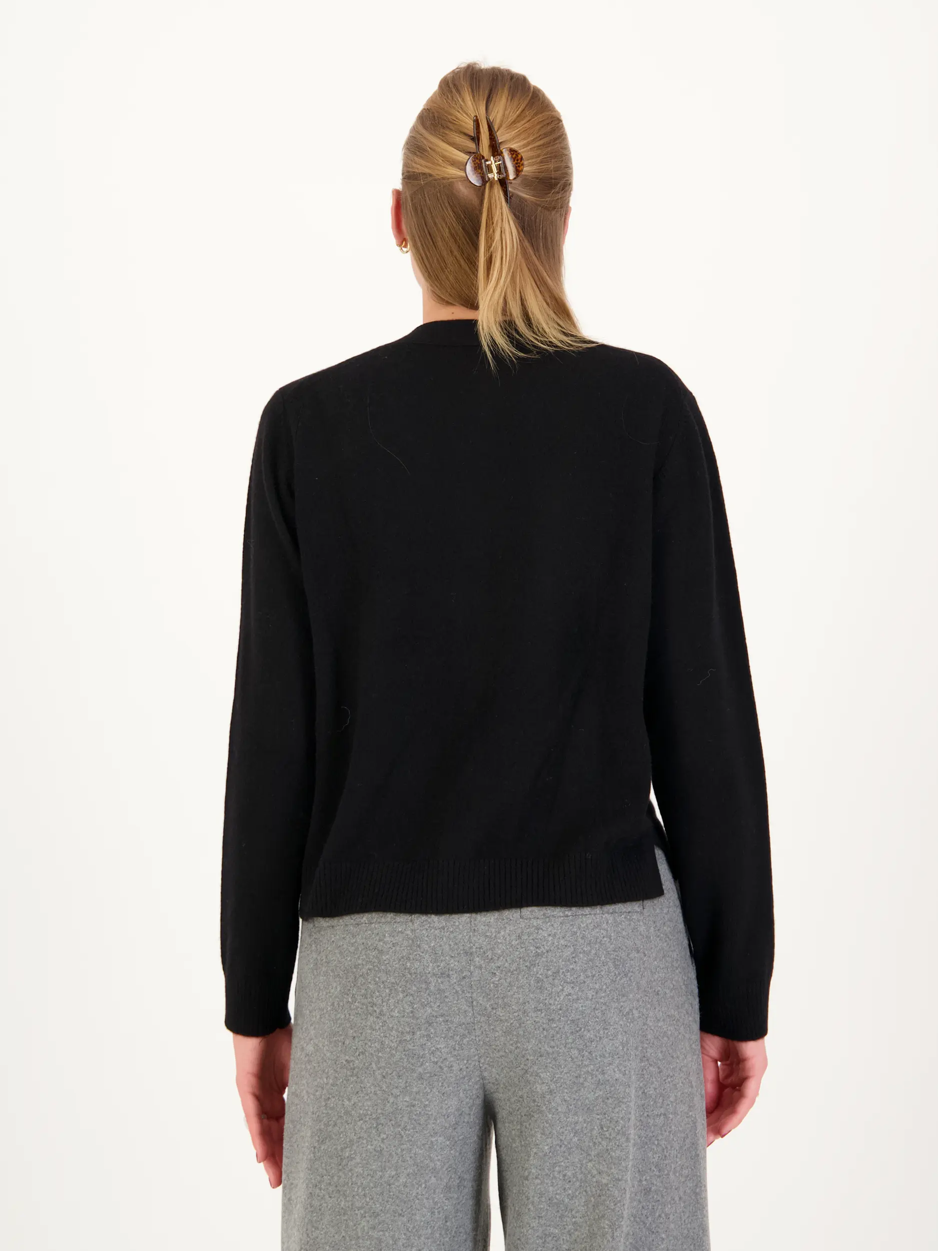 Strickjacke aus Kaschmir - Artikel Rückseite getragen von einem Modell - Farbe: Schwarz