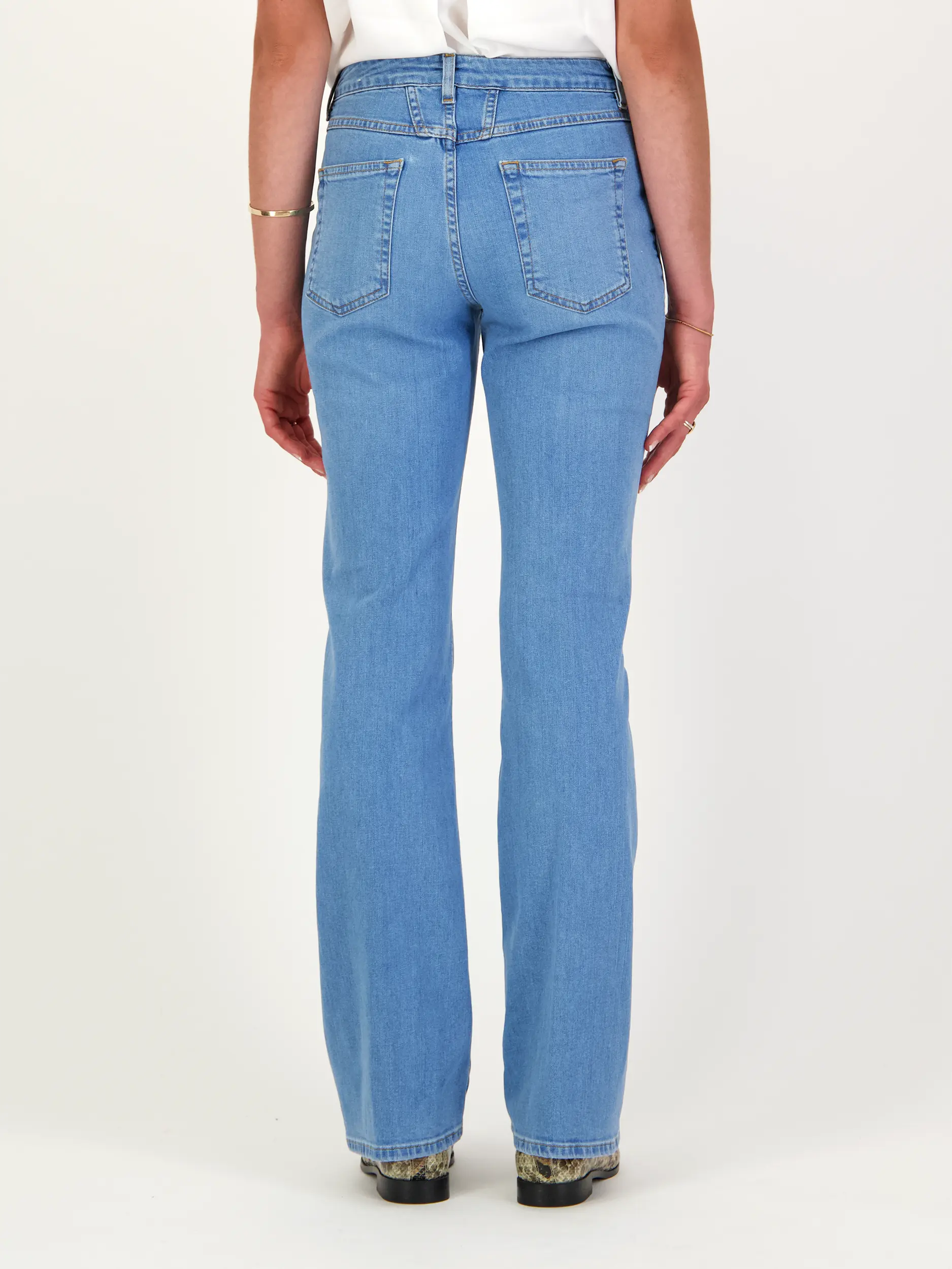 Low Rise Straight Leg Jeans 'Jovanna' - Artikel Rückseite getragen von einem Modell - Farbe: Blau