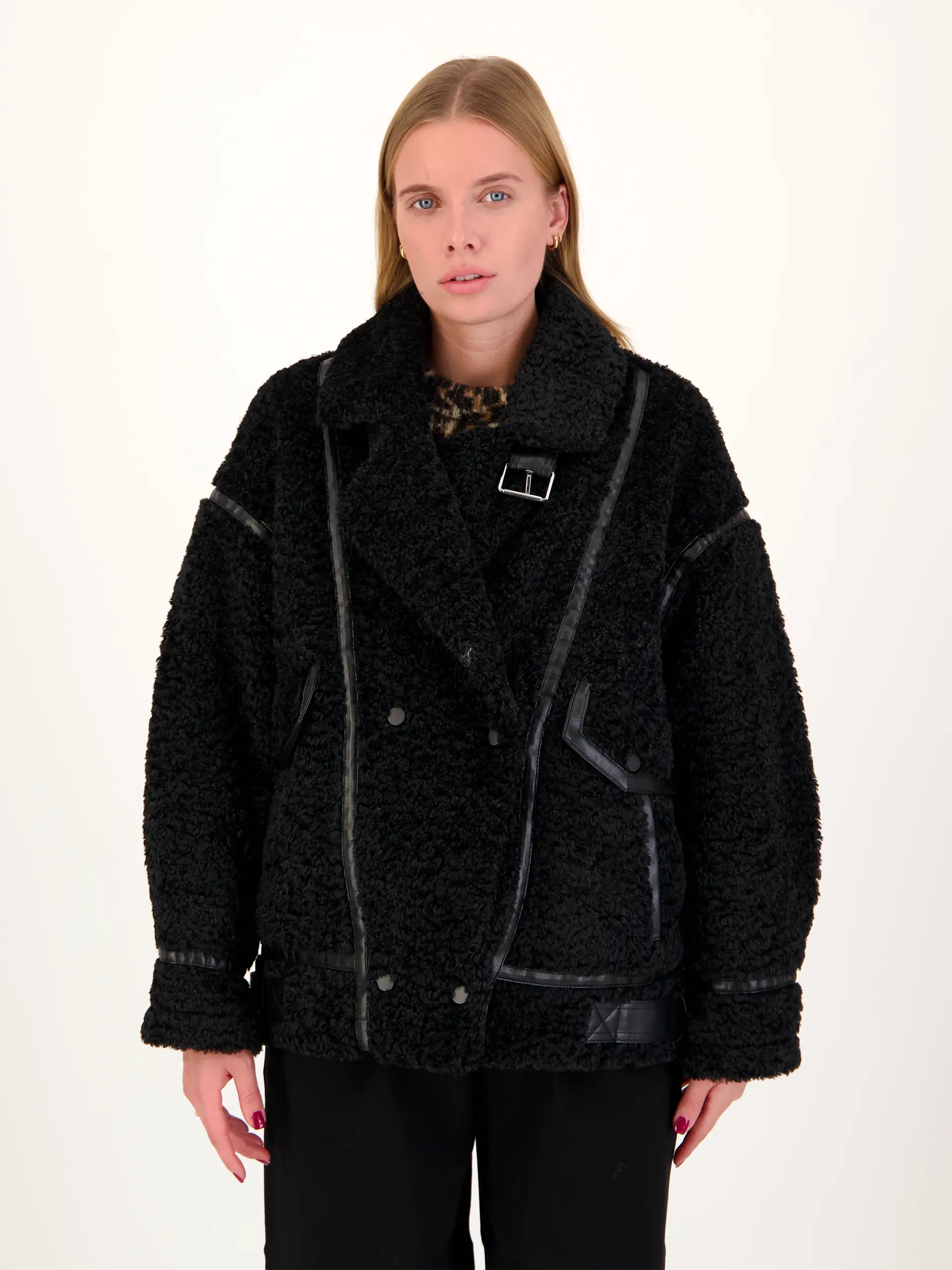 Teddyjacke 'Badu' - Artikel Vorderseite getragen von einem Modell - Farbe: Schwarz