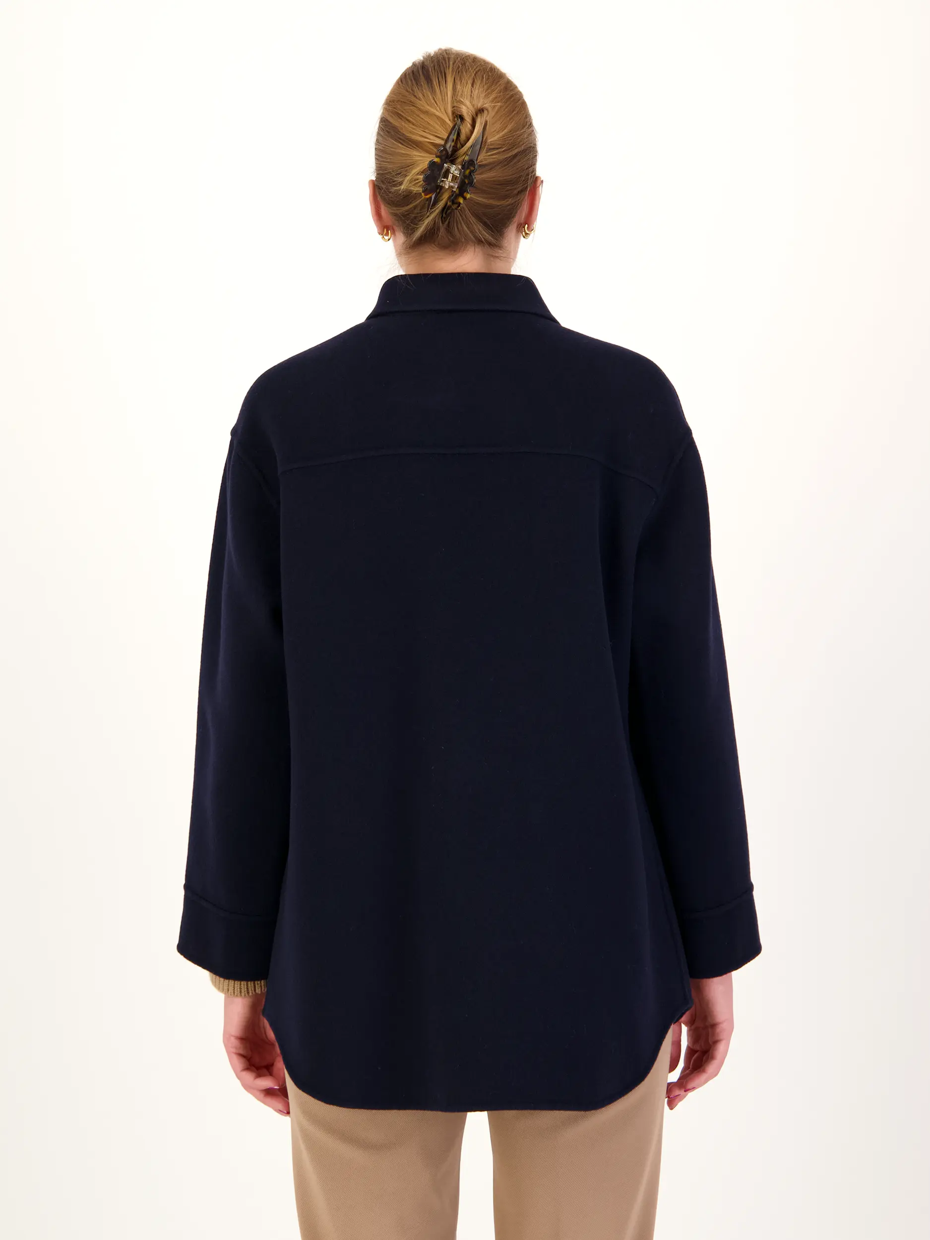 Wolljacke 'Eleonora' - Artikel Rückseite getragen von einem Modell - Farbe: Blau